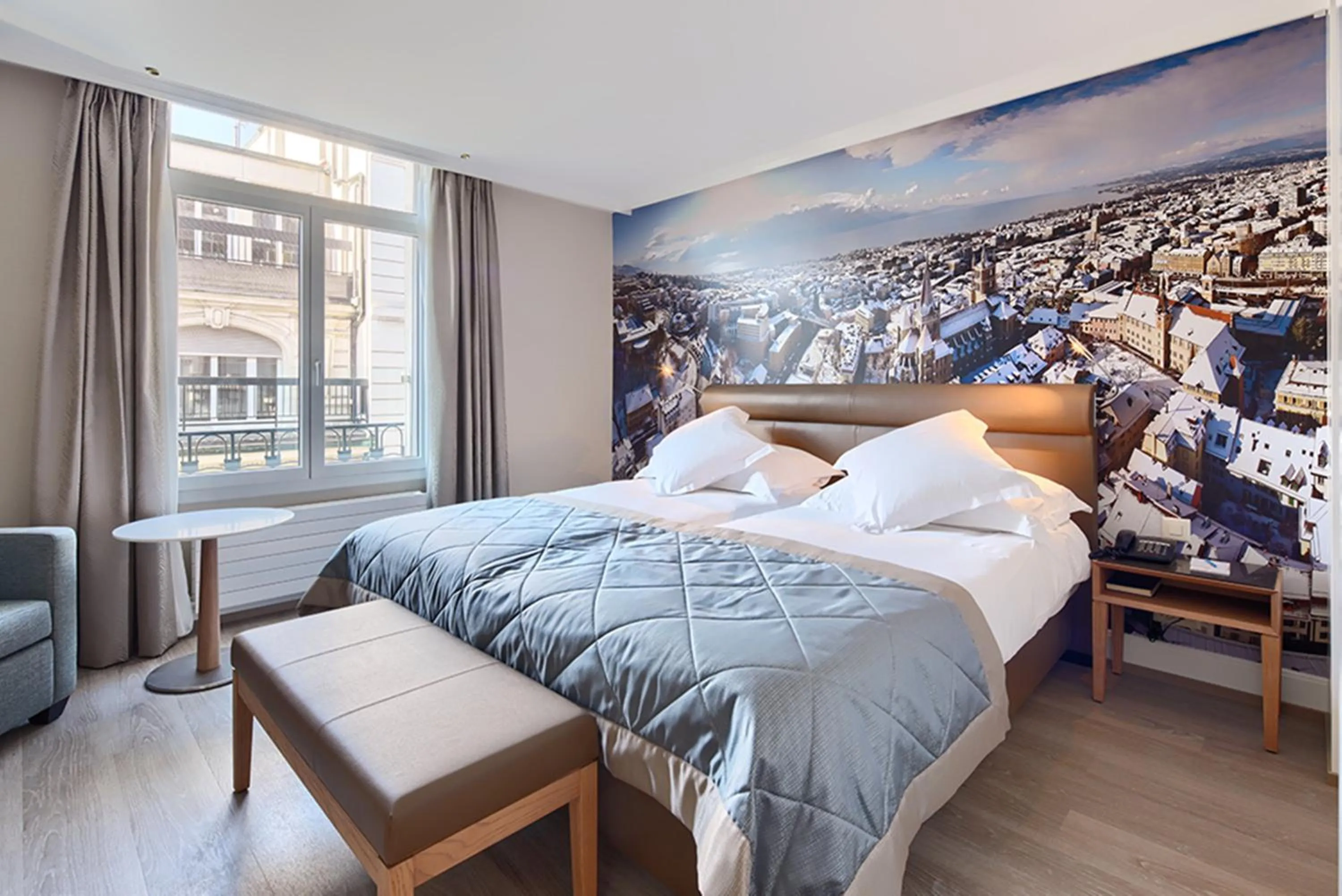 Bedroom, Bed in Hôtel de la Paix Lausanne