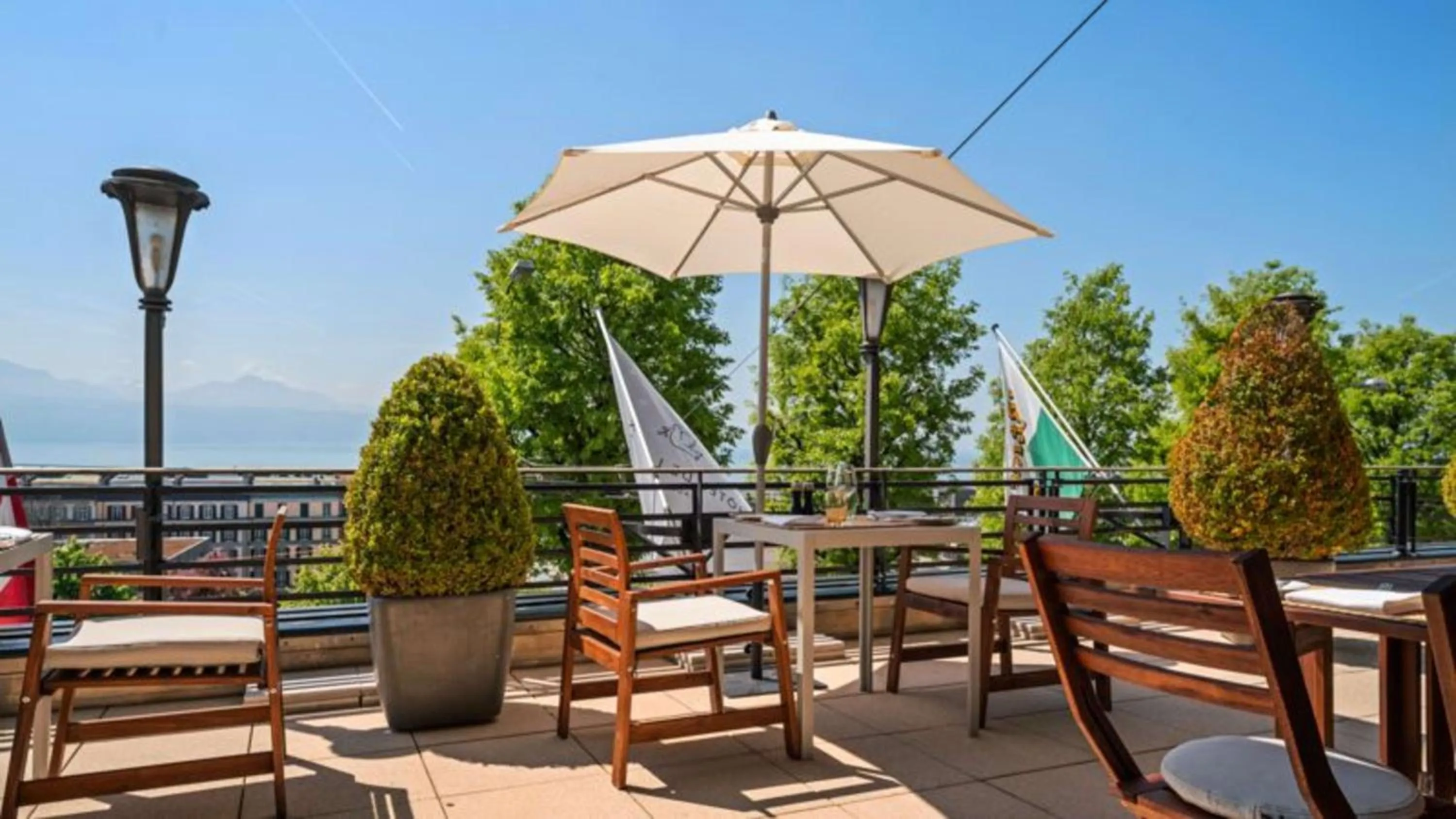 Patio in Hôtel de la Paix Lausanne