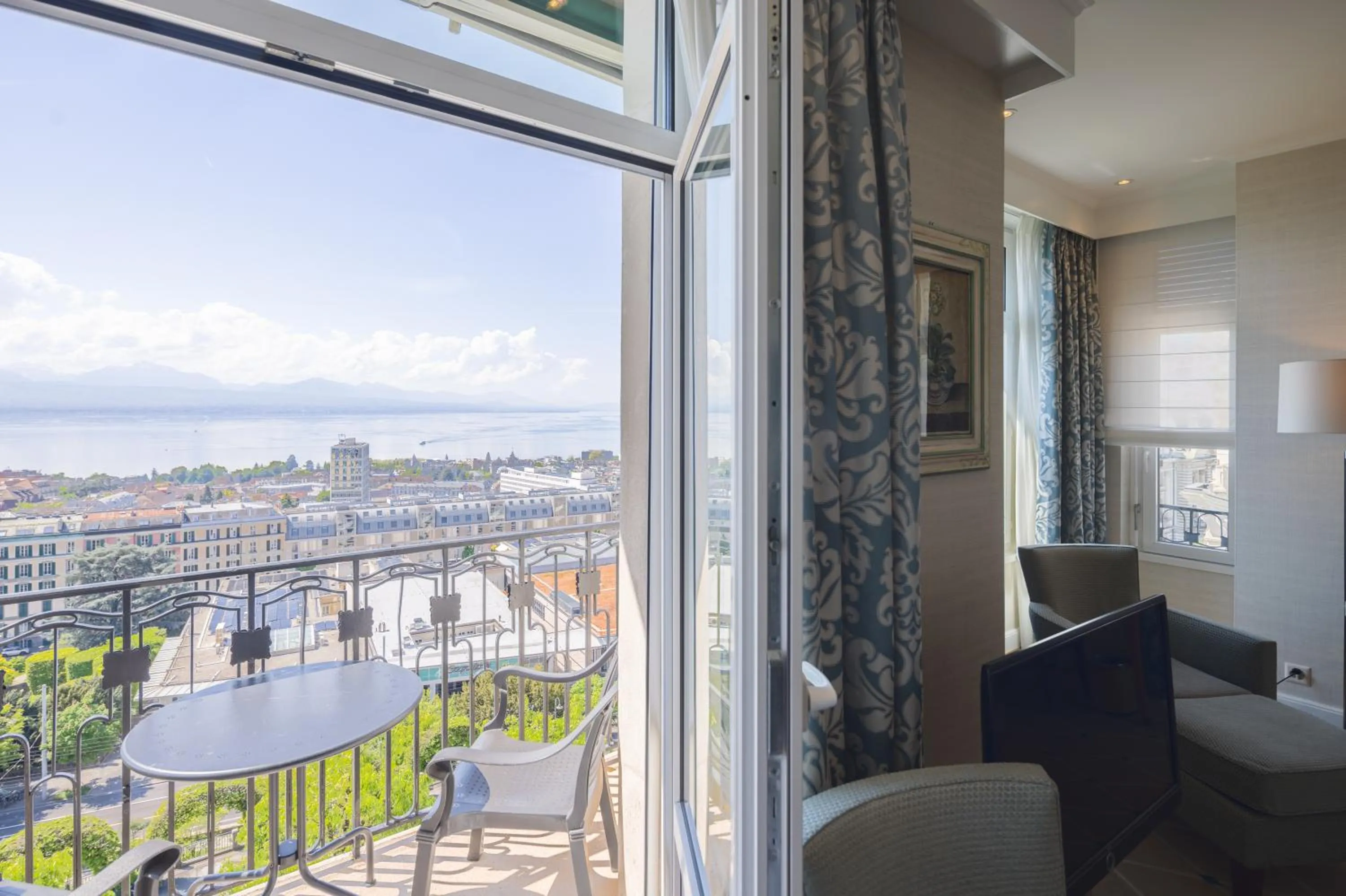 Lake view in Hôtel de la Paix Lausanne
