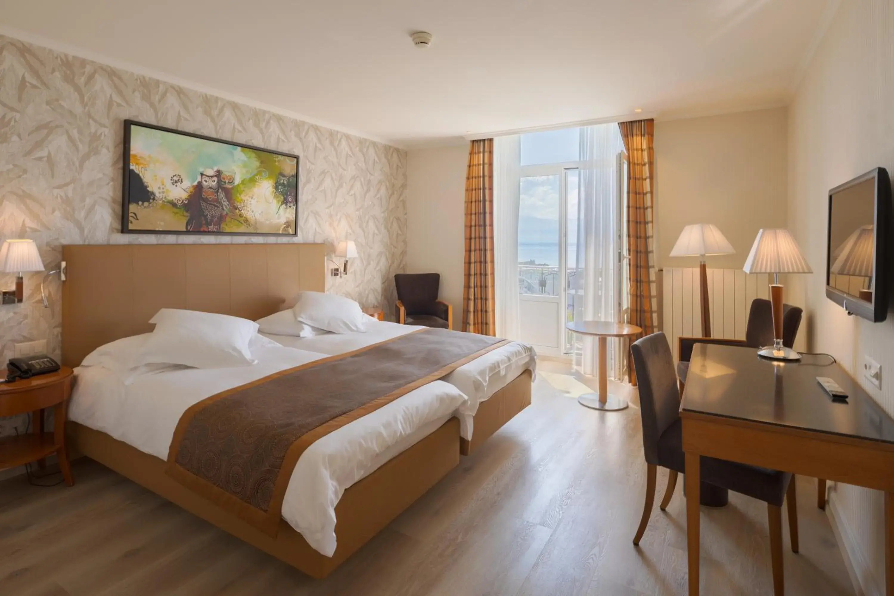 Double Room with Lake View in Hôtel de la Paix Lausanne Double Room with Lake View in Hôtel de la Paix Lausanne