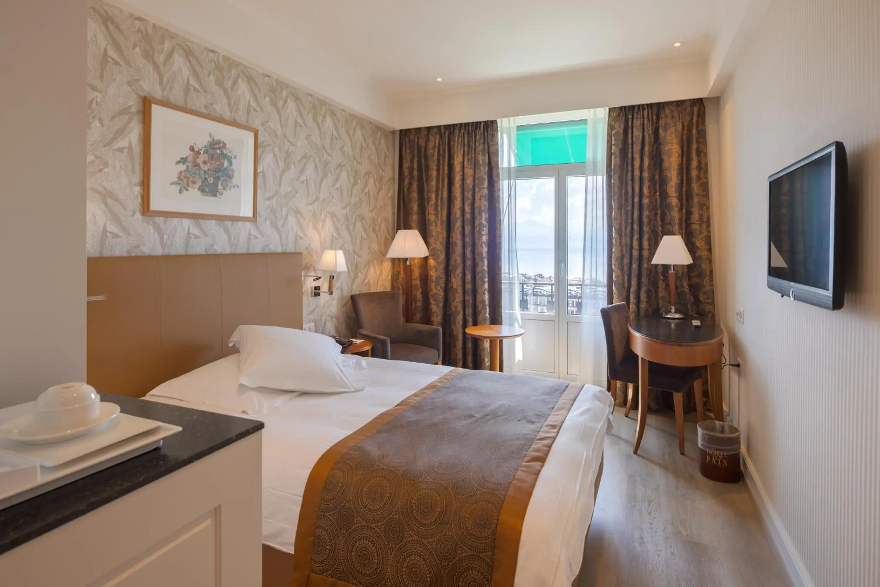 Single Room with Lake View in Hôtel de la Paix Lausanne Single Room with Lake View in Hôtel de la Paix Lausanne