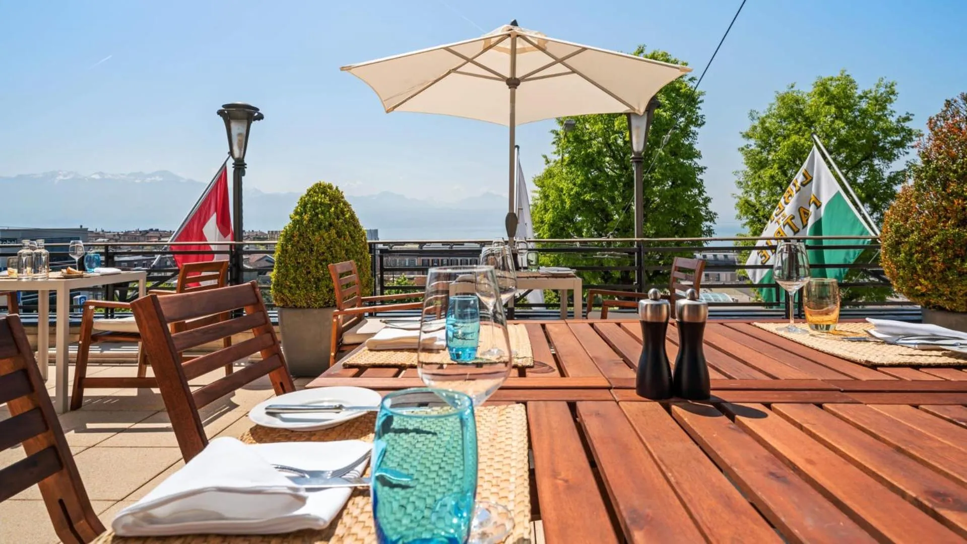 Patio in Hôtel de la Paix Lausanne