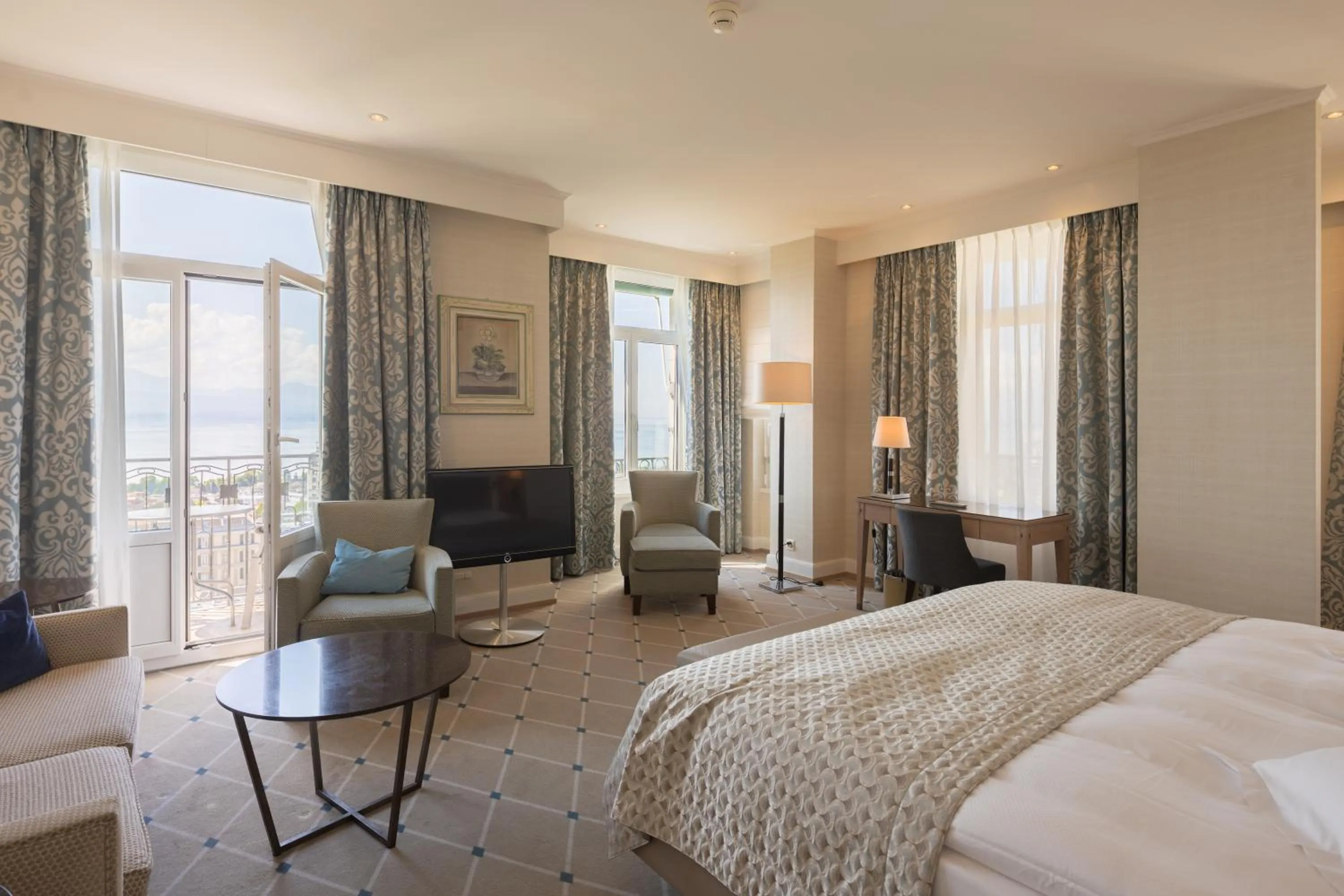 Photo of the whole room, Bed in Hôtel de la Paix Lausanne