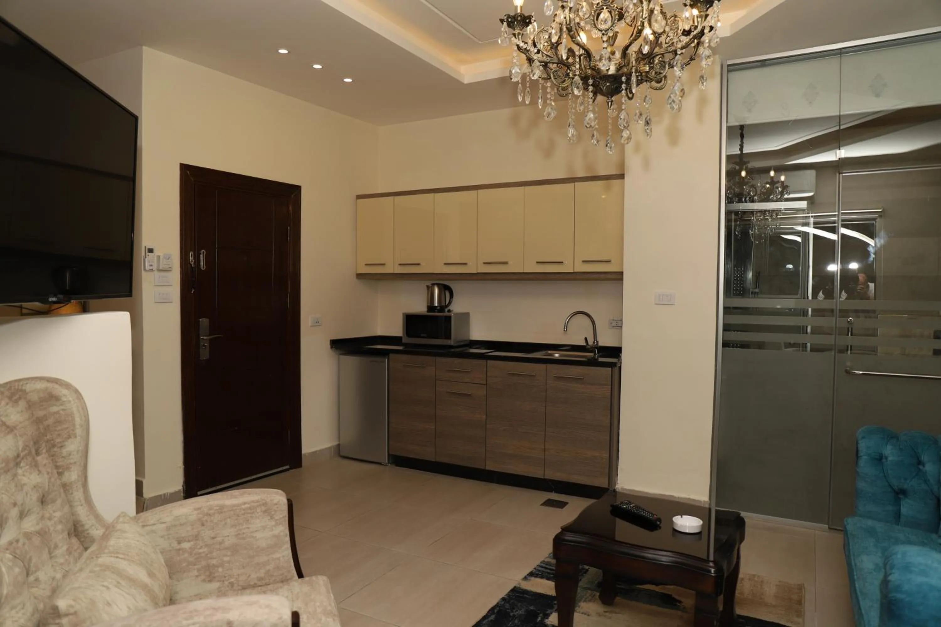 Kitchen or kitchenette in AlQimah Hotel Apartments