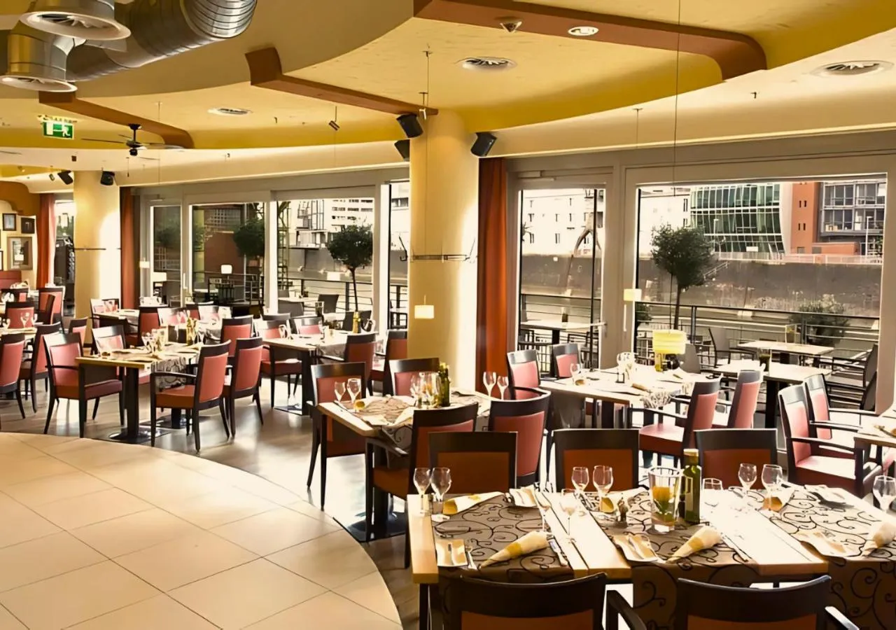 Restaurant/places to eat in Courtyard by Marriott Duesseldorf Hafen