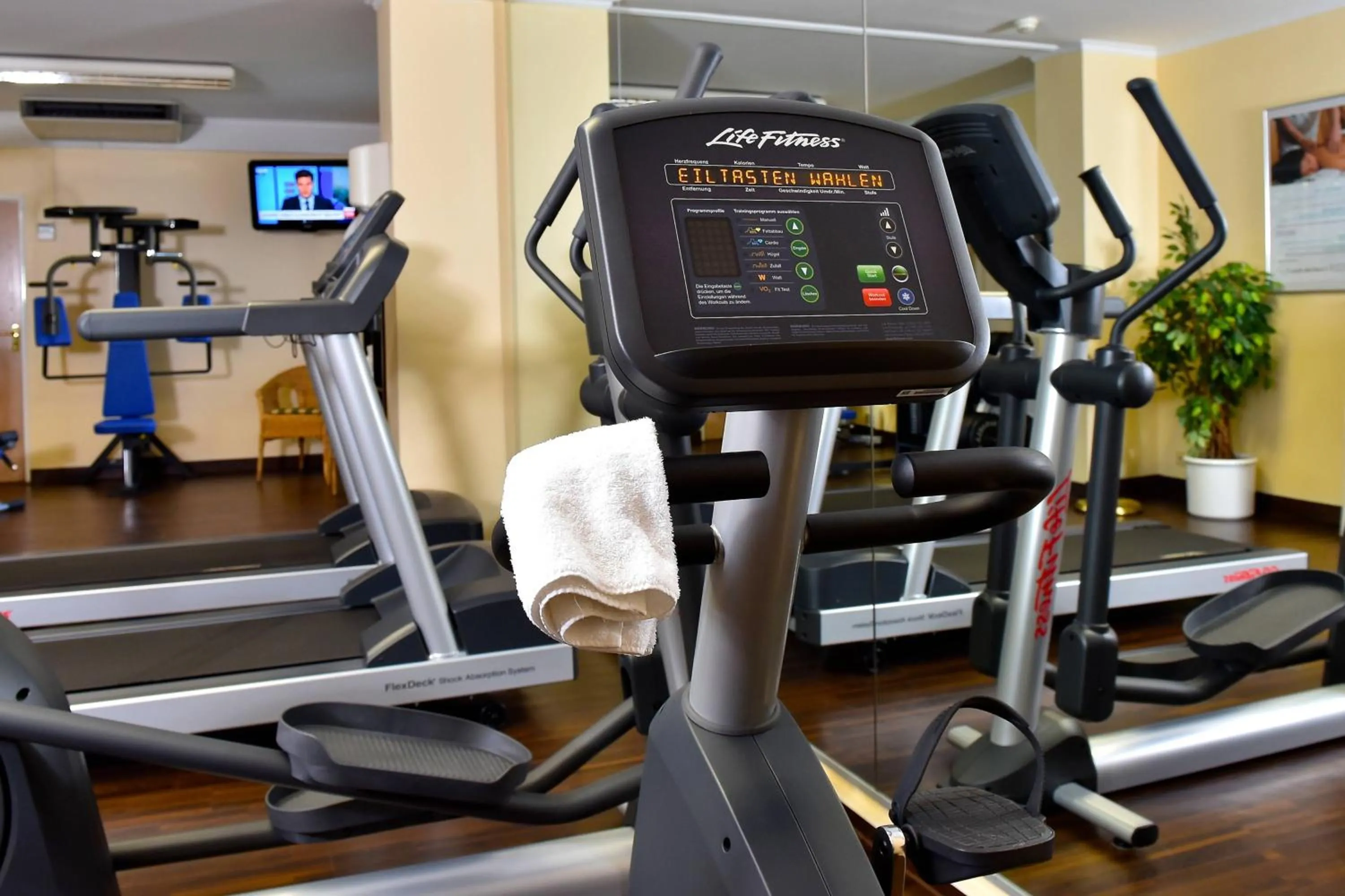 Fitness centre/facilities in Courtyard by Marriott Hamburg Airport