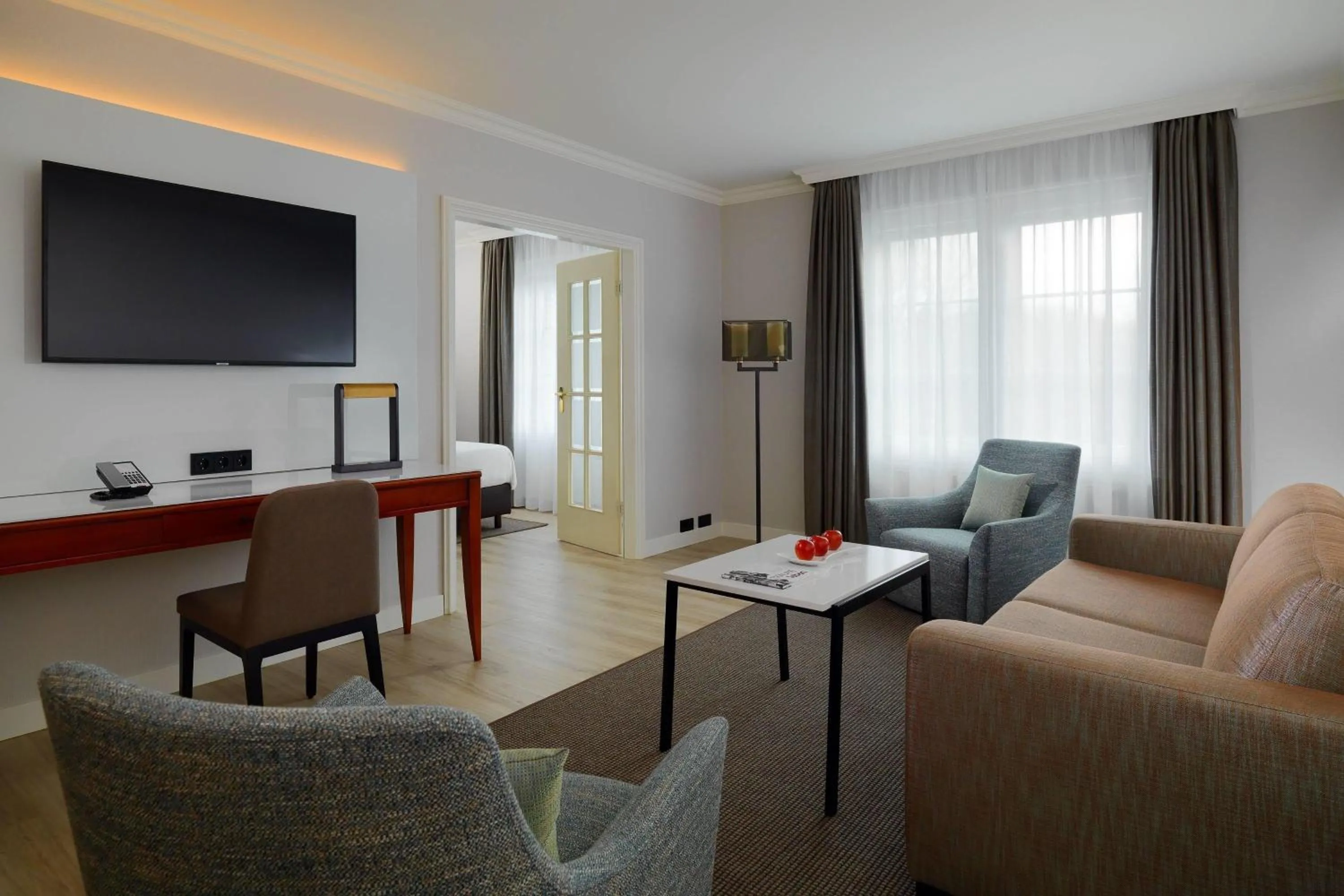 Living room in Courtyard by Marriott Hamburg Airport