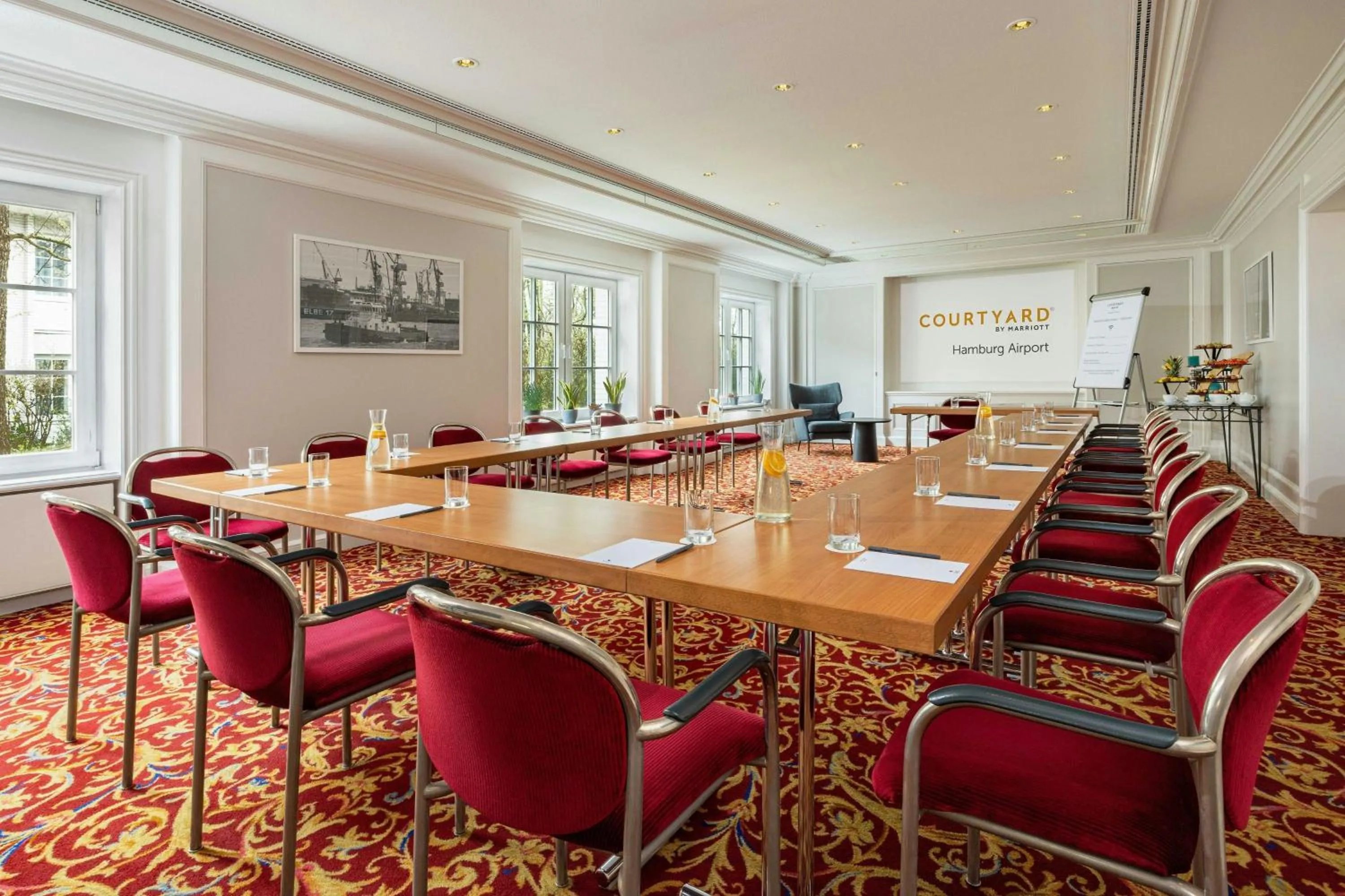 Meeting/conference room in Courtyard by Marriott Hamburg Airport