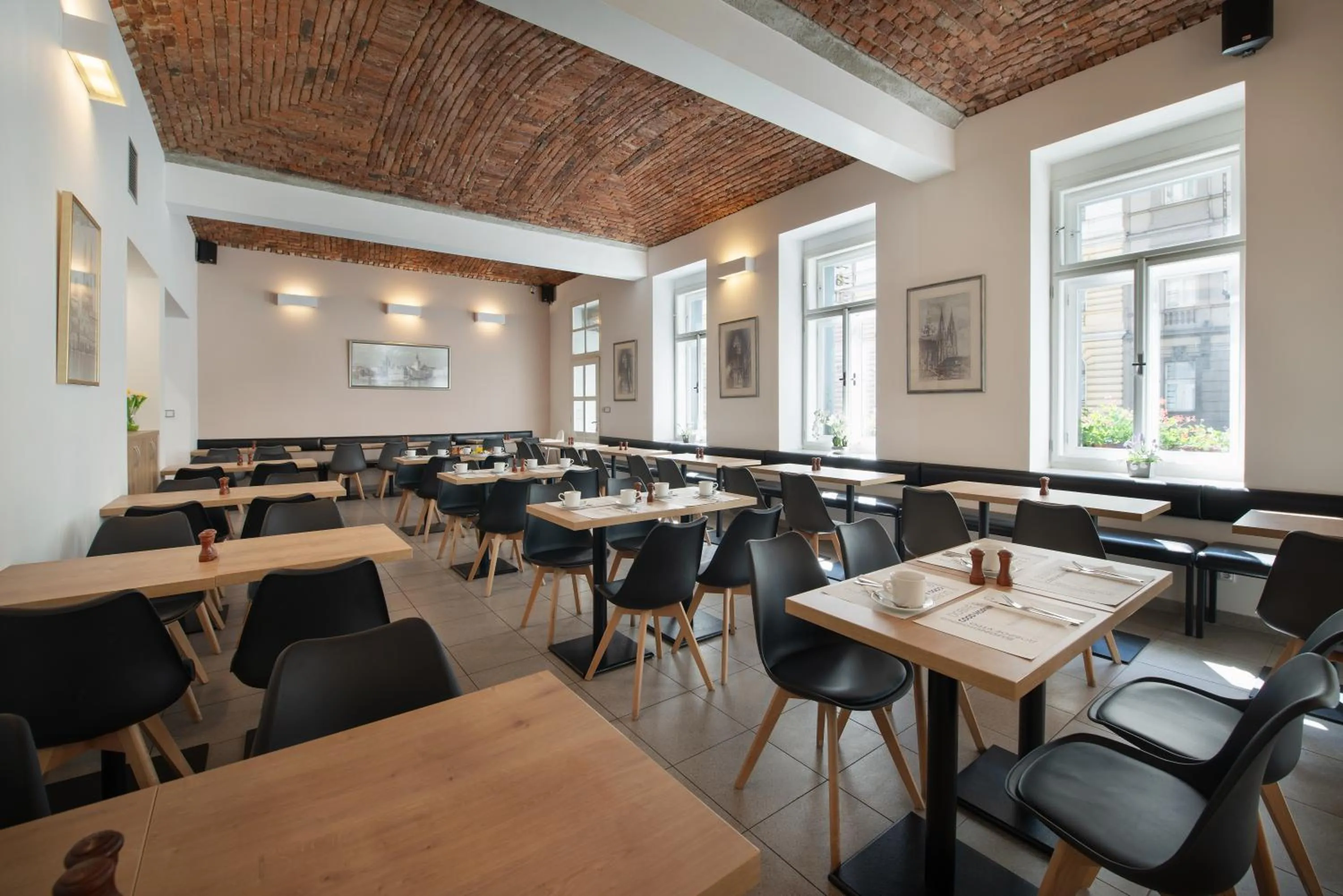 Restaurant/places to eat in Prague Season Hotel