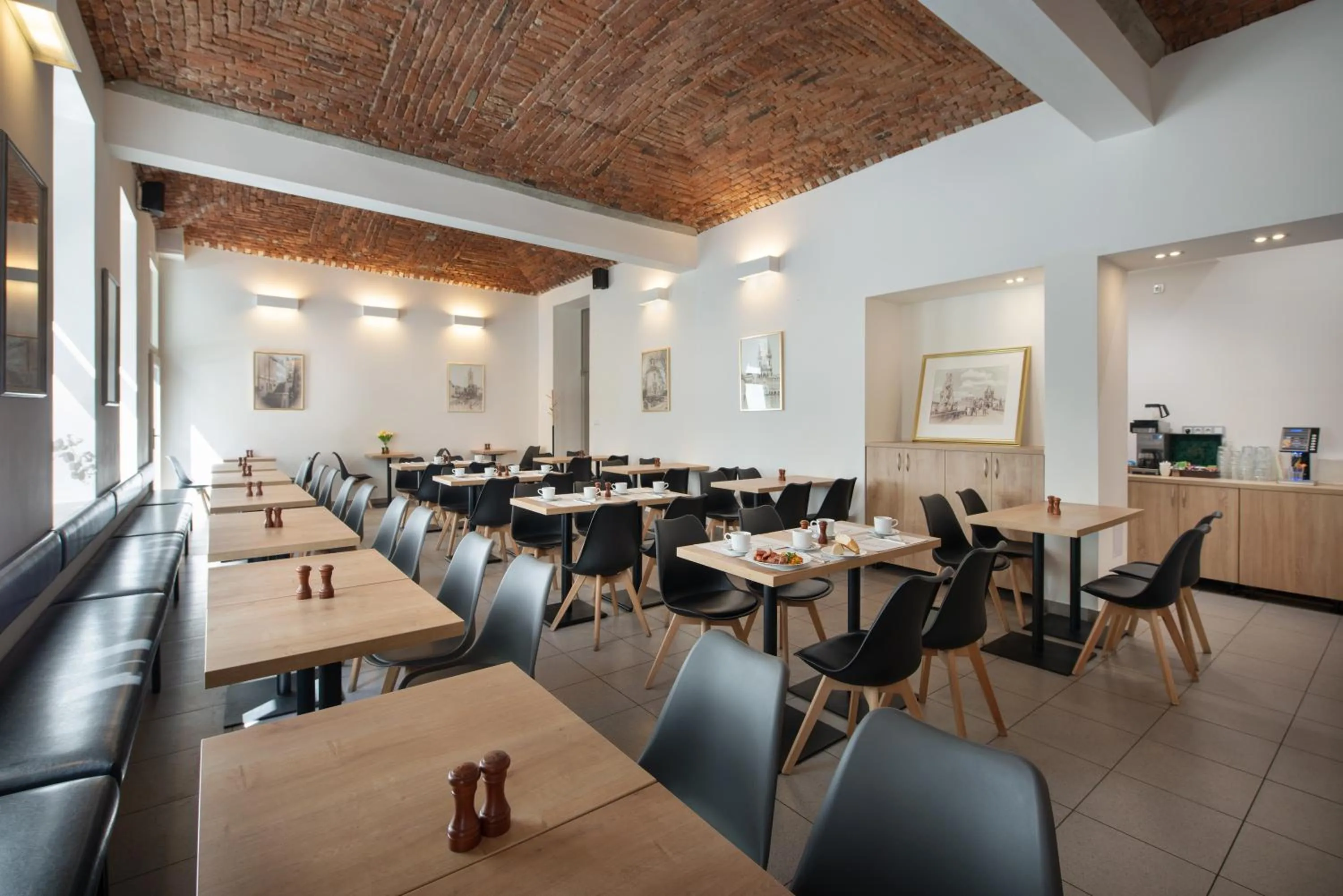 Restaurant/places to eat in Prague Season Hotel