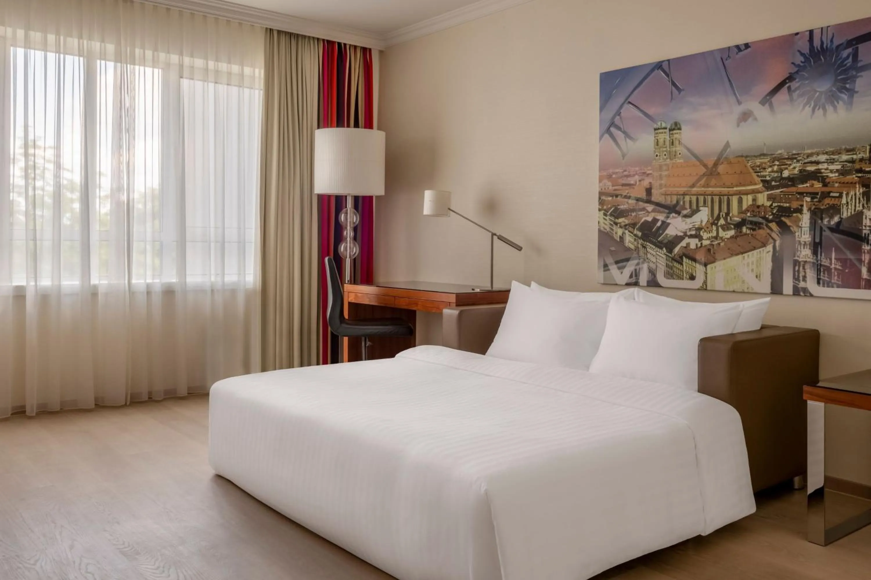 Photo of the whole room, Bed in Munich Marriott Hotel