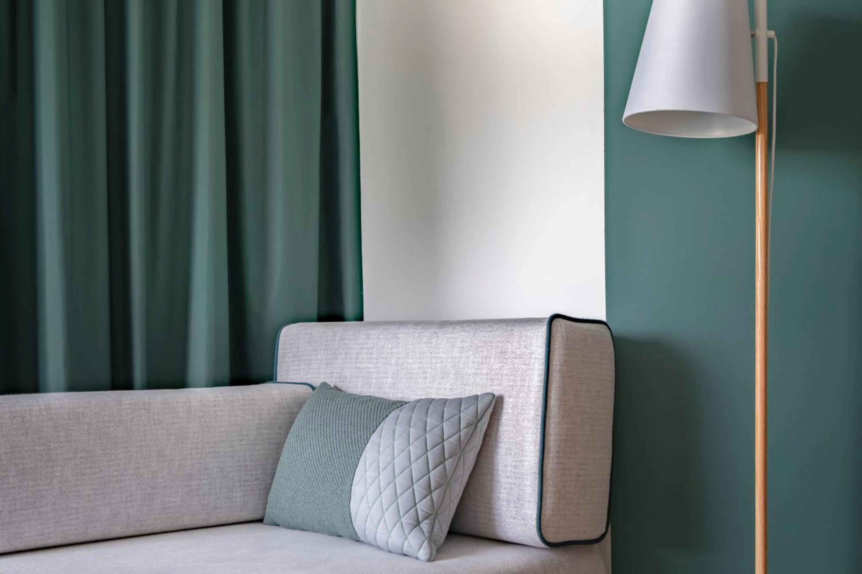 Lounge or bar, Bed in Munich Marriott Hotel