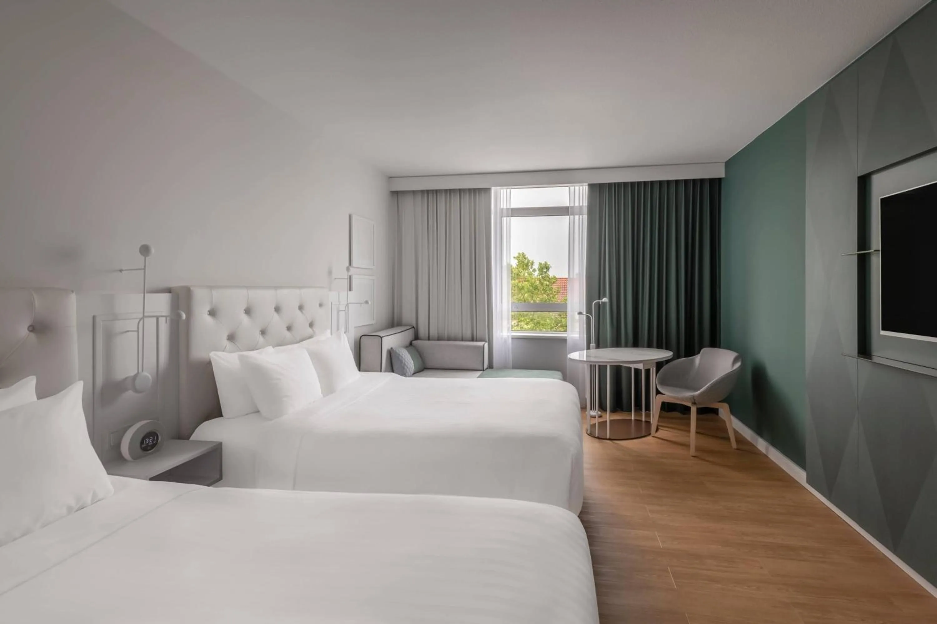 Photo of the whole room, Bed in Munich Marriott Hotel