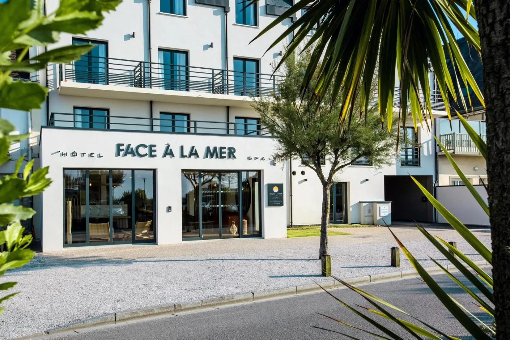 Property building in Hôtel & Spa FACE À LA MER