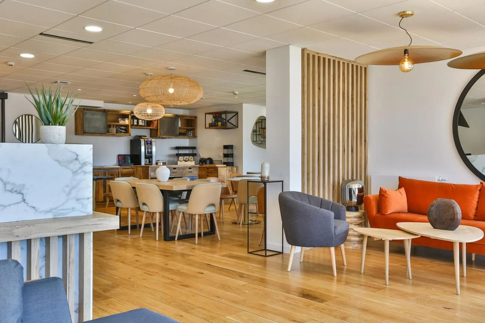 Lobby or reception in Hôtel & Spa FACE À LA MER