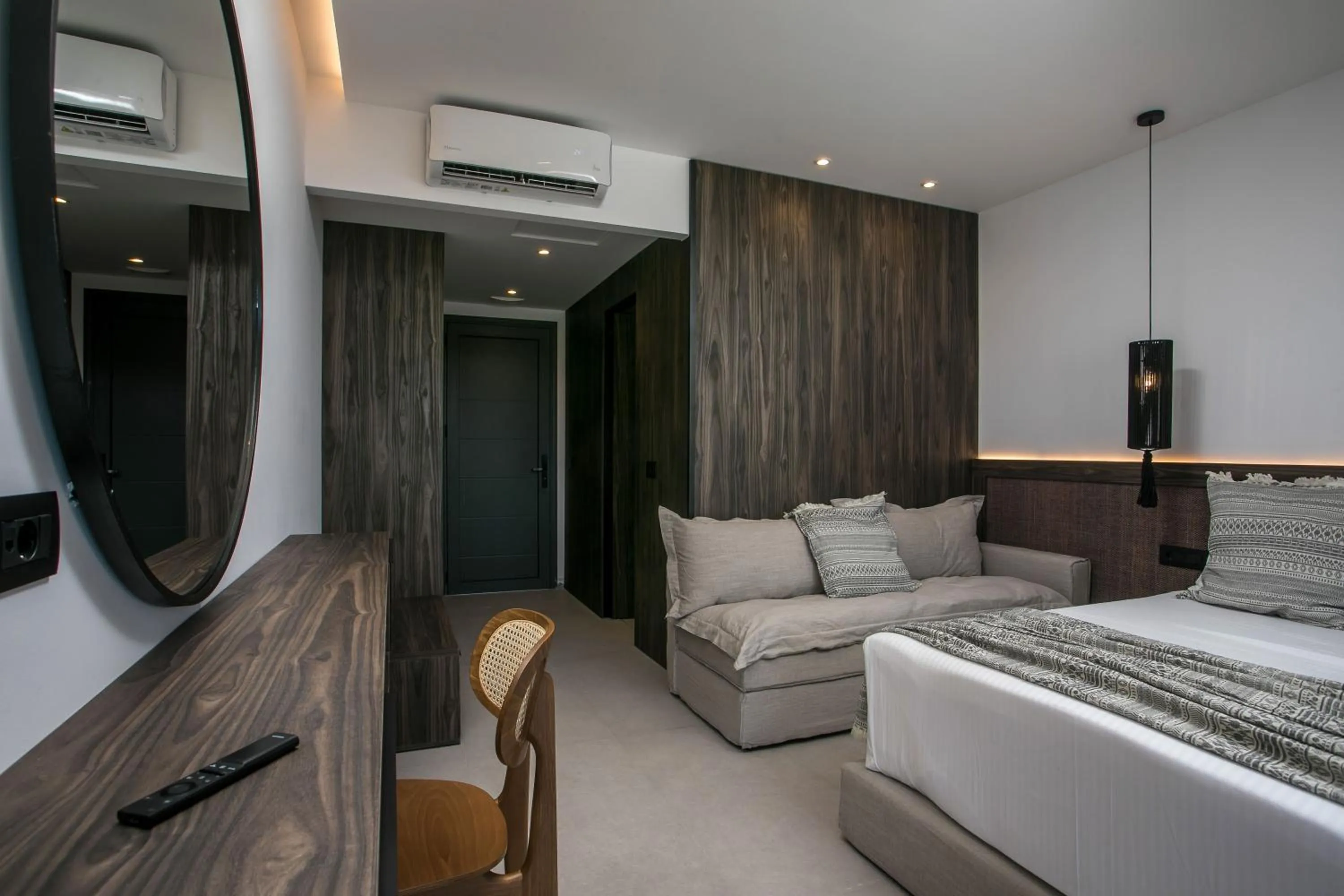 Photo of the whole room, Bed in Vanik Suites