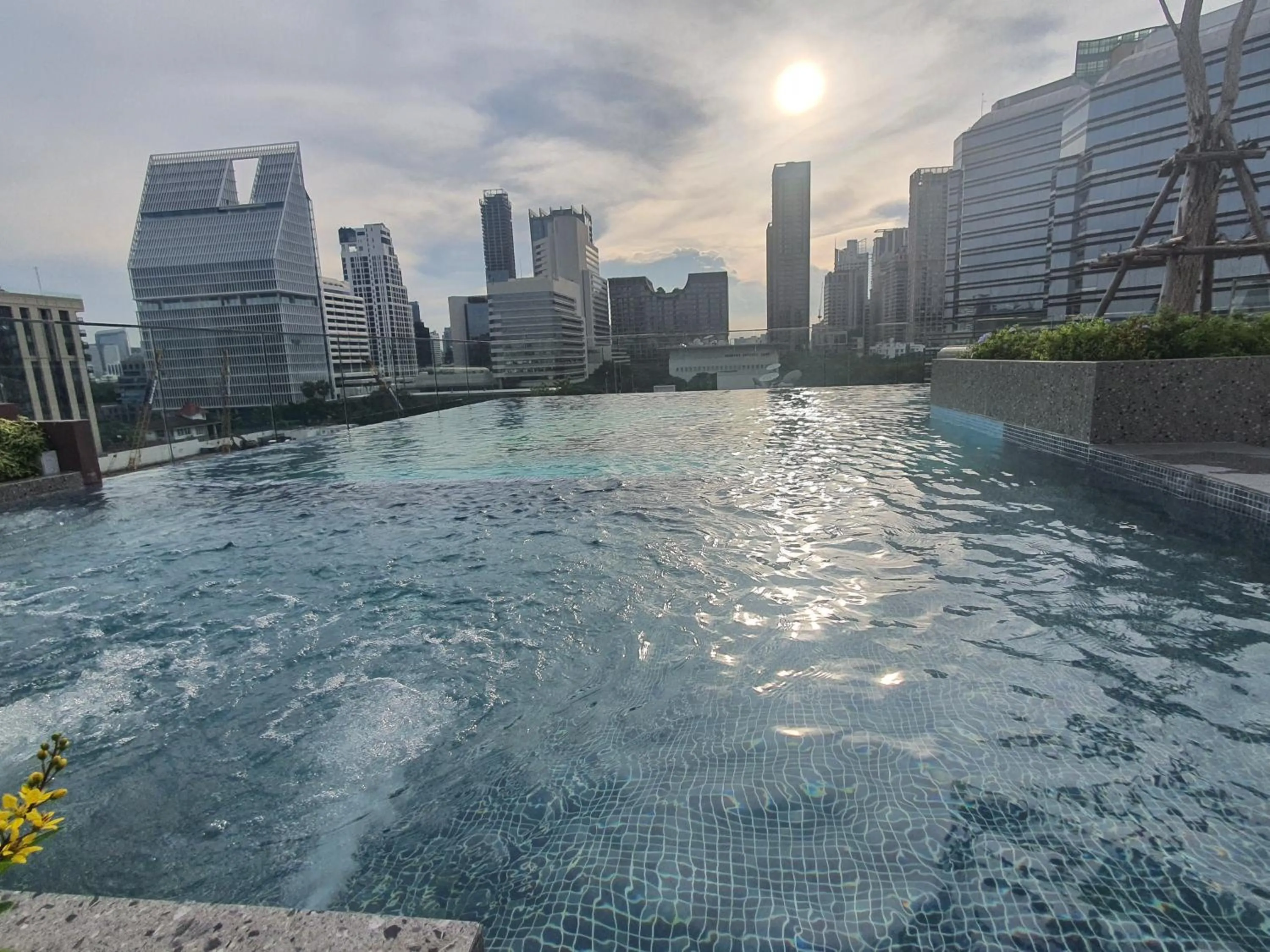 Swimming pool in The Quart Ruamrudee by UHG