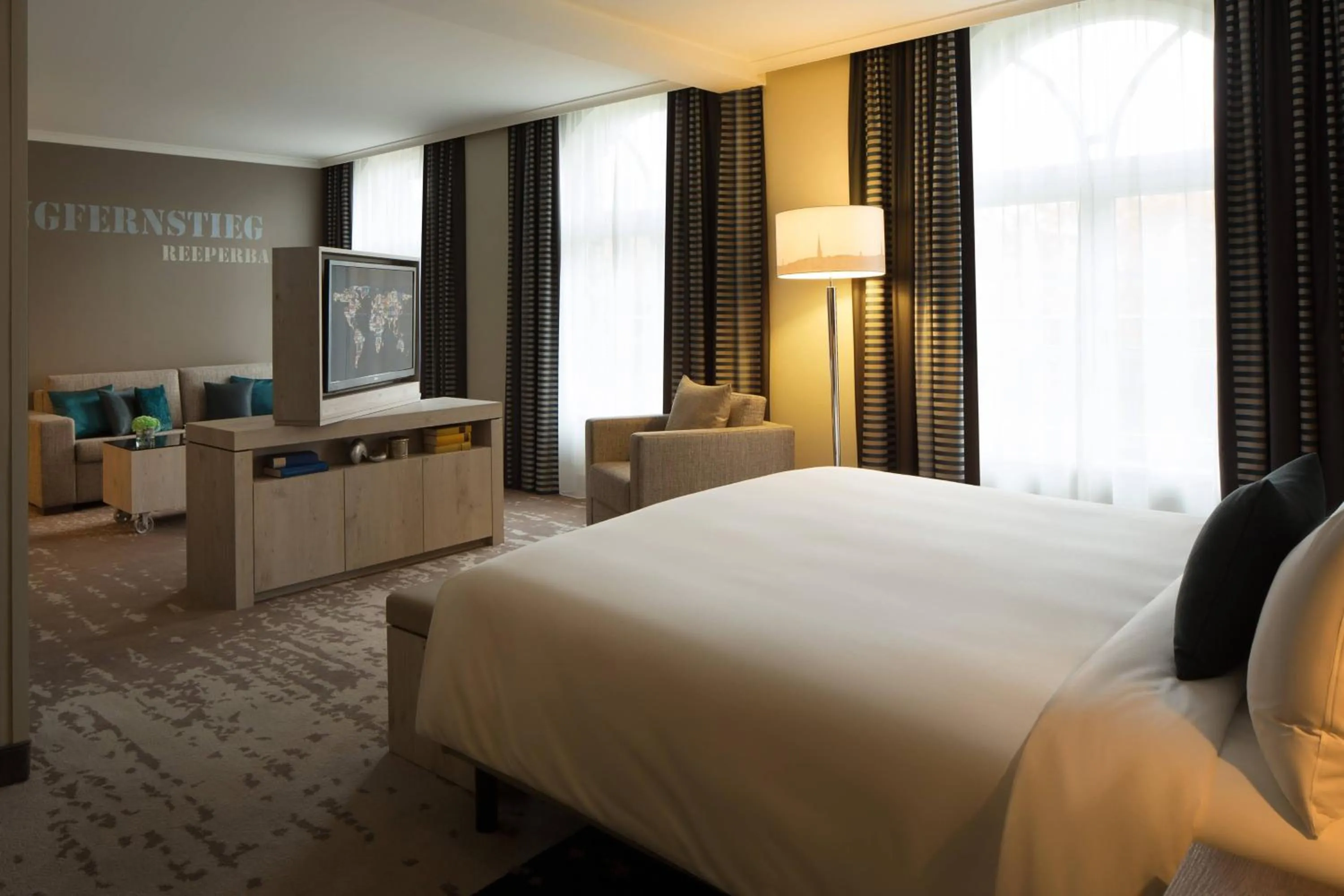 Photo of the whole room, Bed in Renaissance Hamburg Hotel