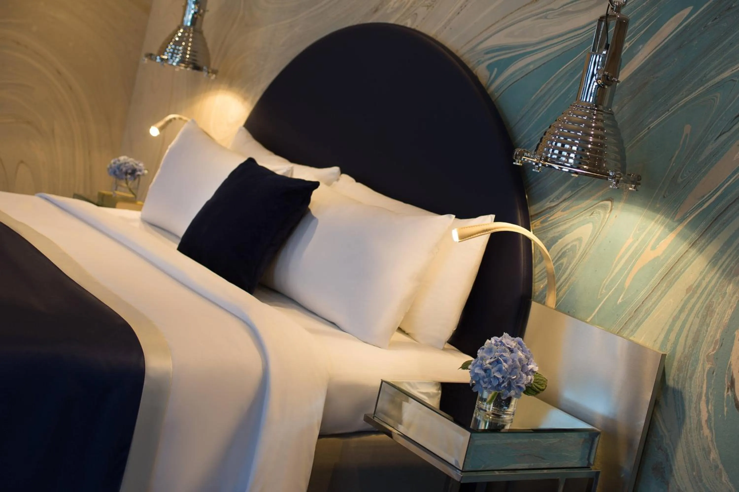 Photo of the whole room, Bed in Renaissance Hamburg Hotel