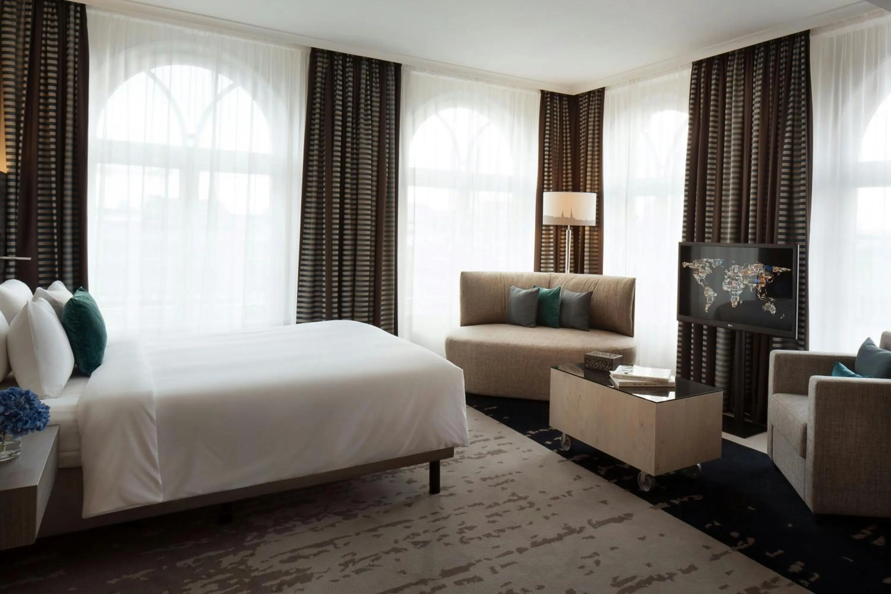 Photo of the whole room, Bed in Renaissance Hamburg Hotel