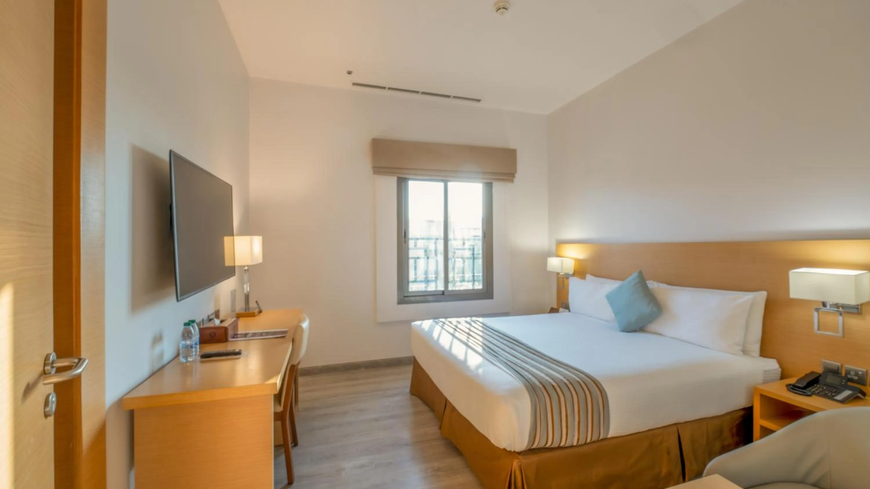 TV and multimedia, Bed in Aram Hotel - AlMeshael Exit 18 فندق آرام - حي المشاعل مخرج 18