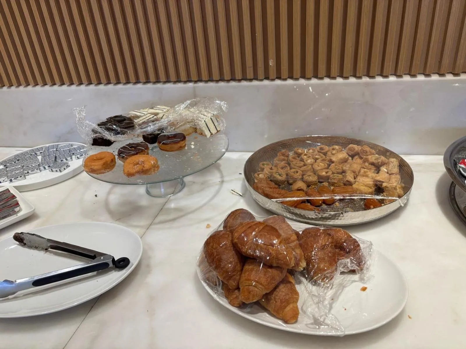 Property building in Aram Hotel - AlMeshael Exit 18 فندق آرام - حي المشاعل مخرج 18