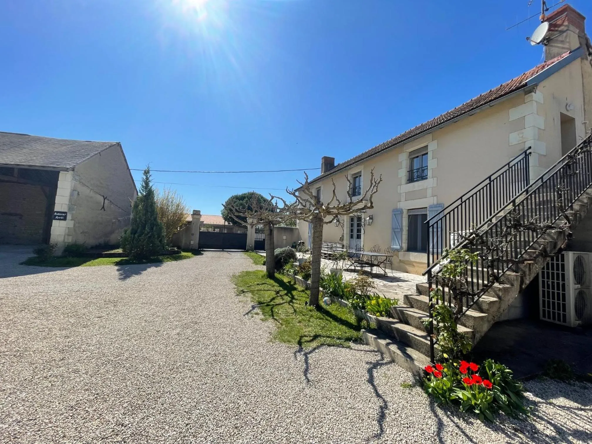 Facade/entrance in La maison de Charlotte - chambres d'hôtes-Futuroscope