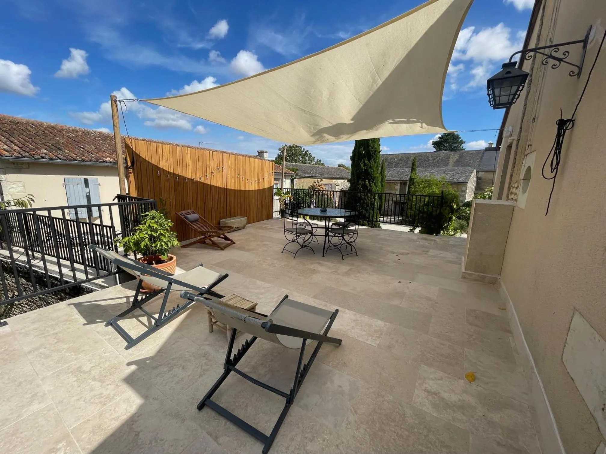 Patio in La maison de Charlotte - chambres d'hôtes-Futuroscope