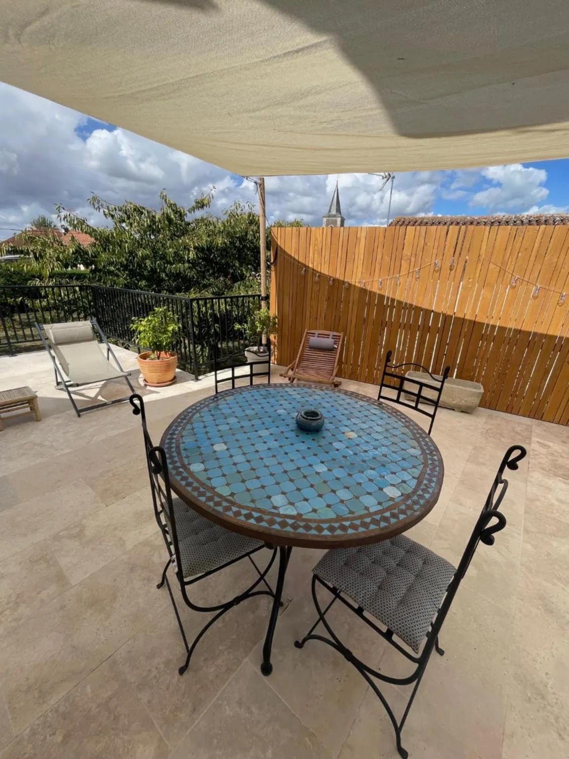 Patio in La maison de Charlotte - chambres d'hôtes-Futuroscope