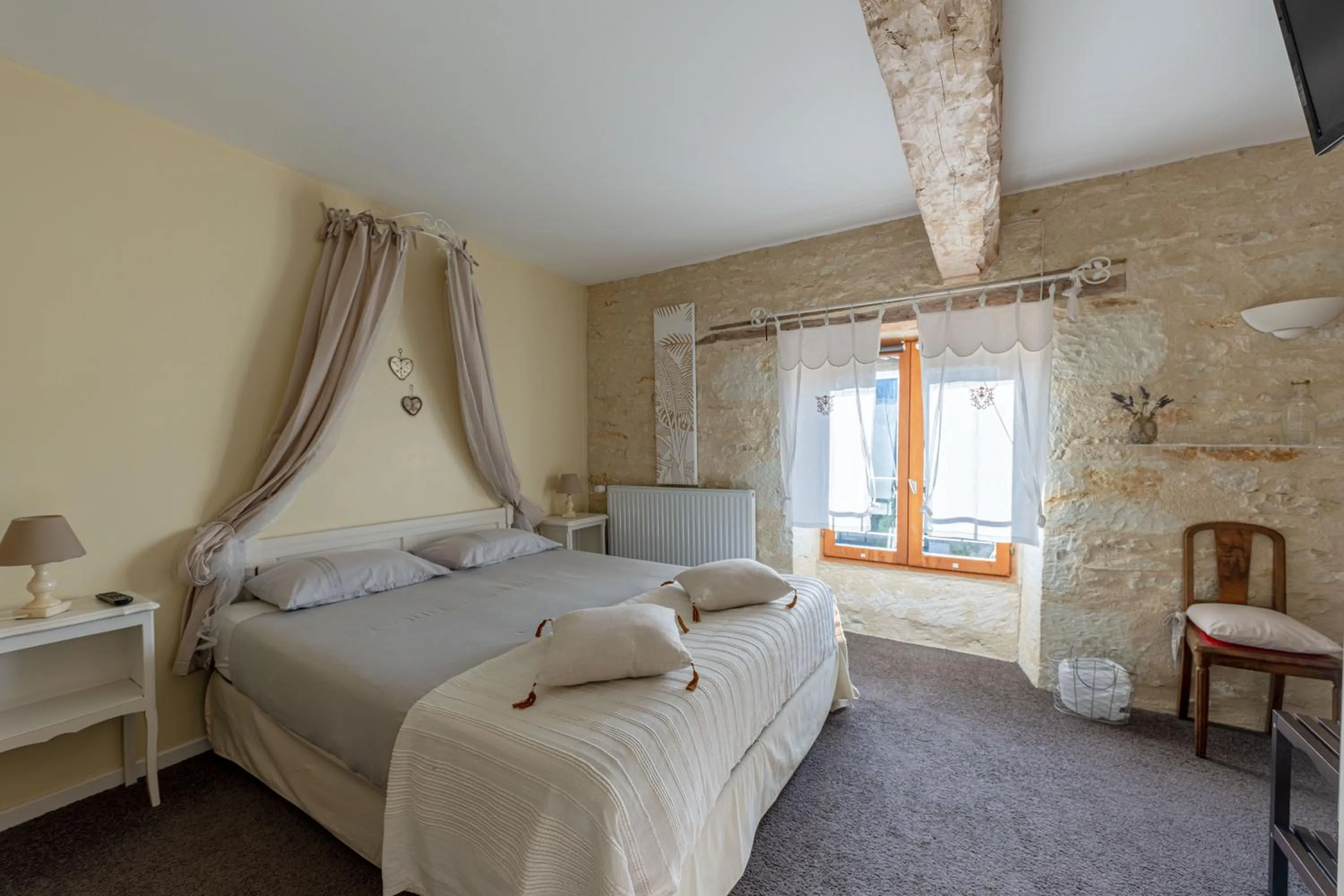 Bedroom, Bed in La maison de Charlotte - chambres d'hôtes-Futuroscope