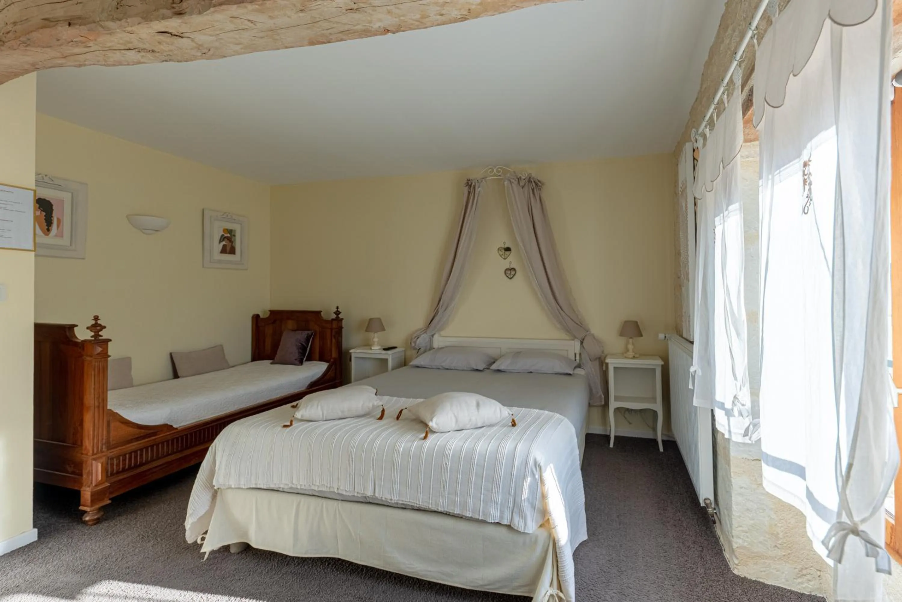 Bedroom, Bed in La maison de Charlotte - chambres d'hôtes-Futuroscope