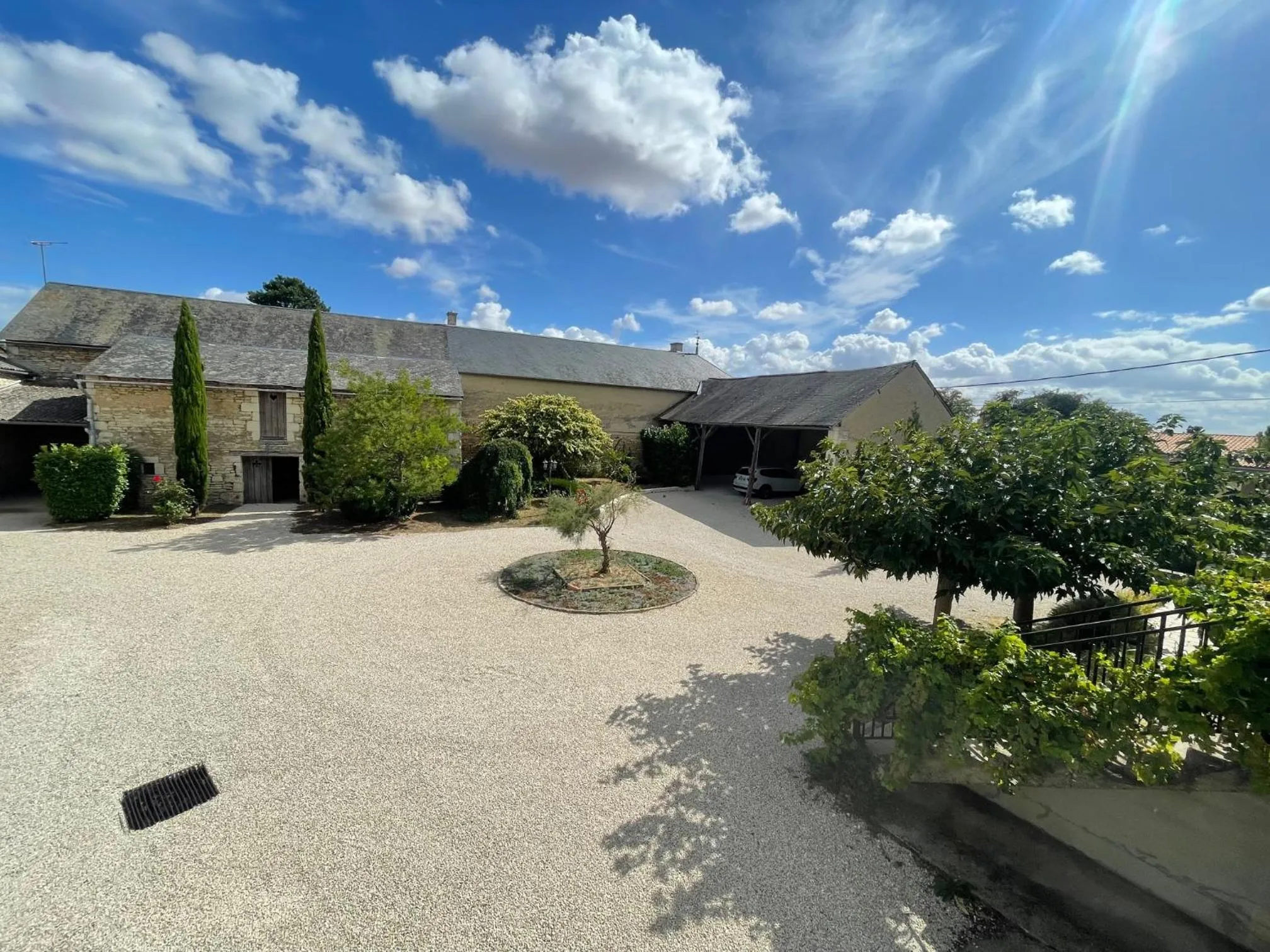 Parking in La maison de Charlotte - chambres d'hôtes-Futuroscope