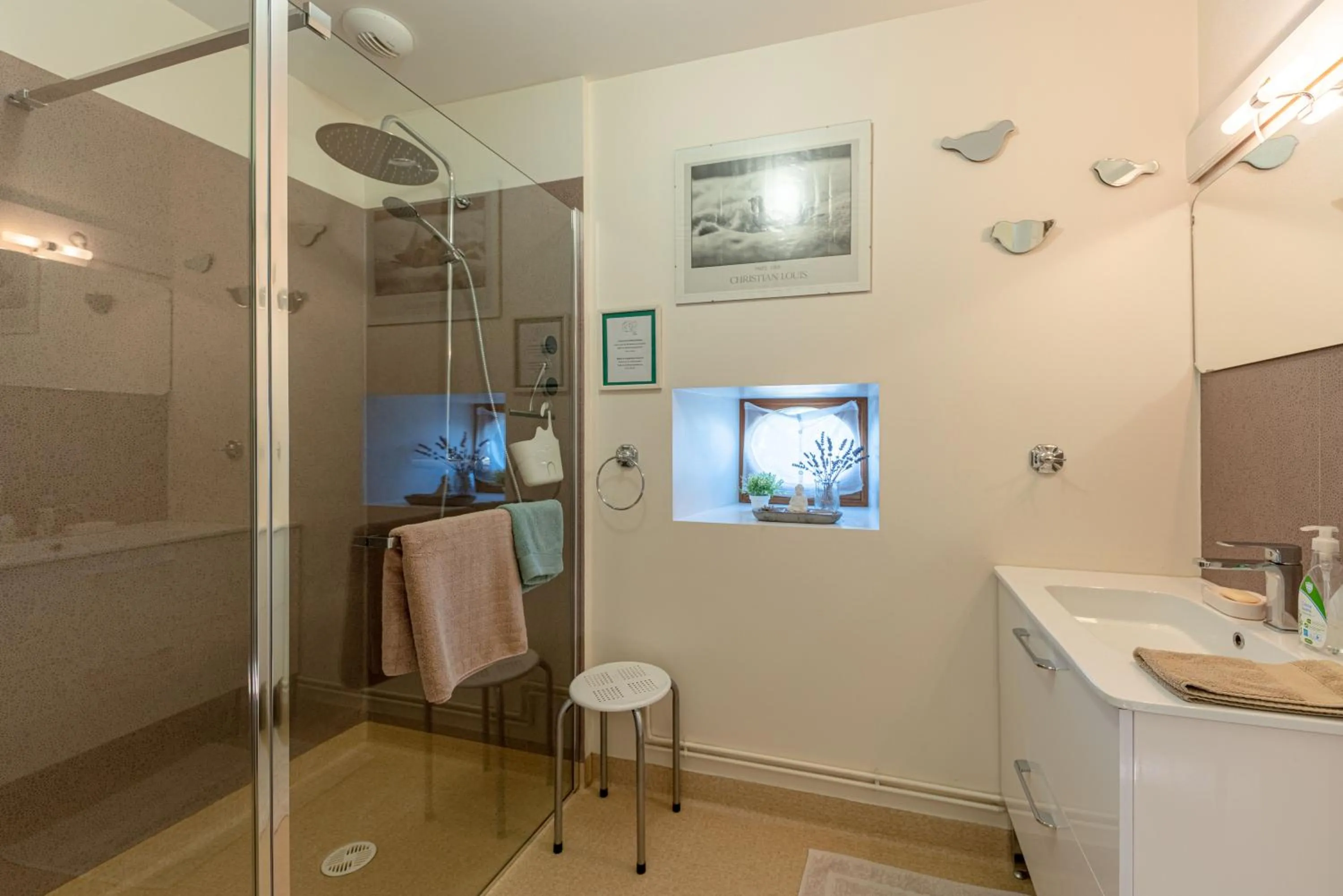 Bathroom in La maison de Charlotte - chambres d'hôtes-Futuroscope