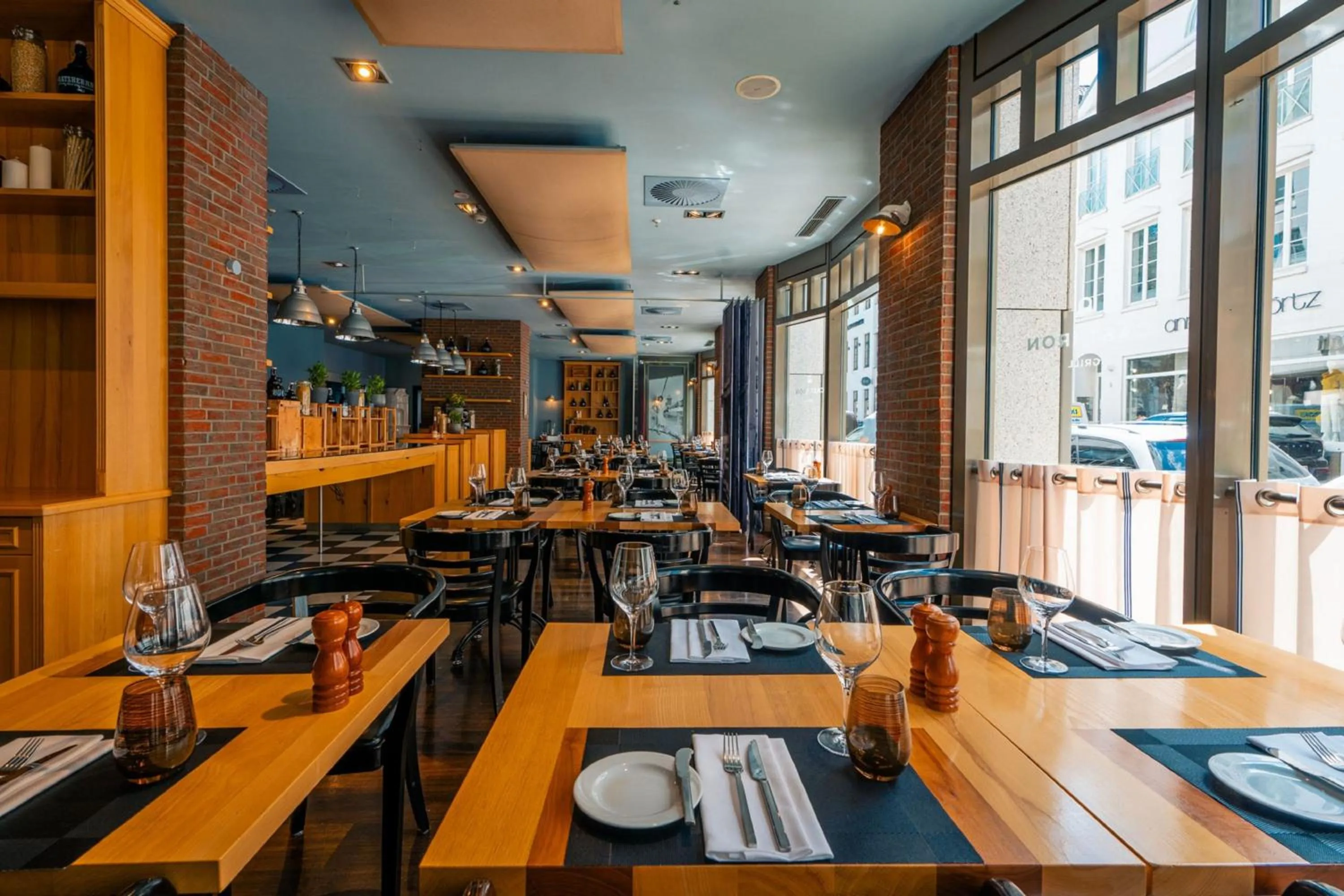 Restaurant/places to eat in Hamburg Marriott Hotel