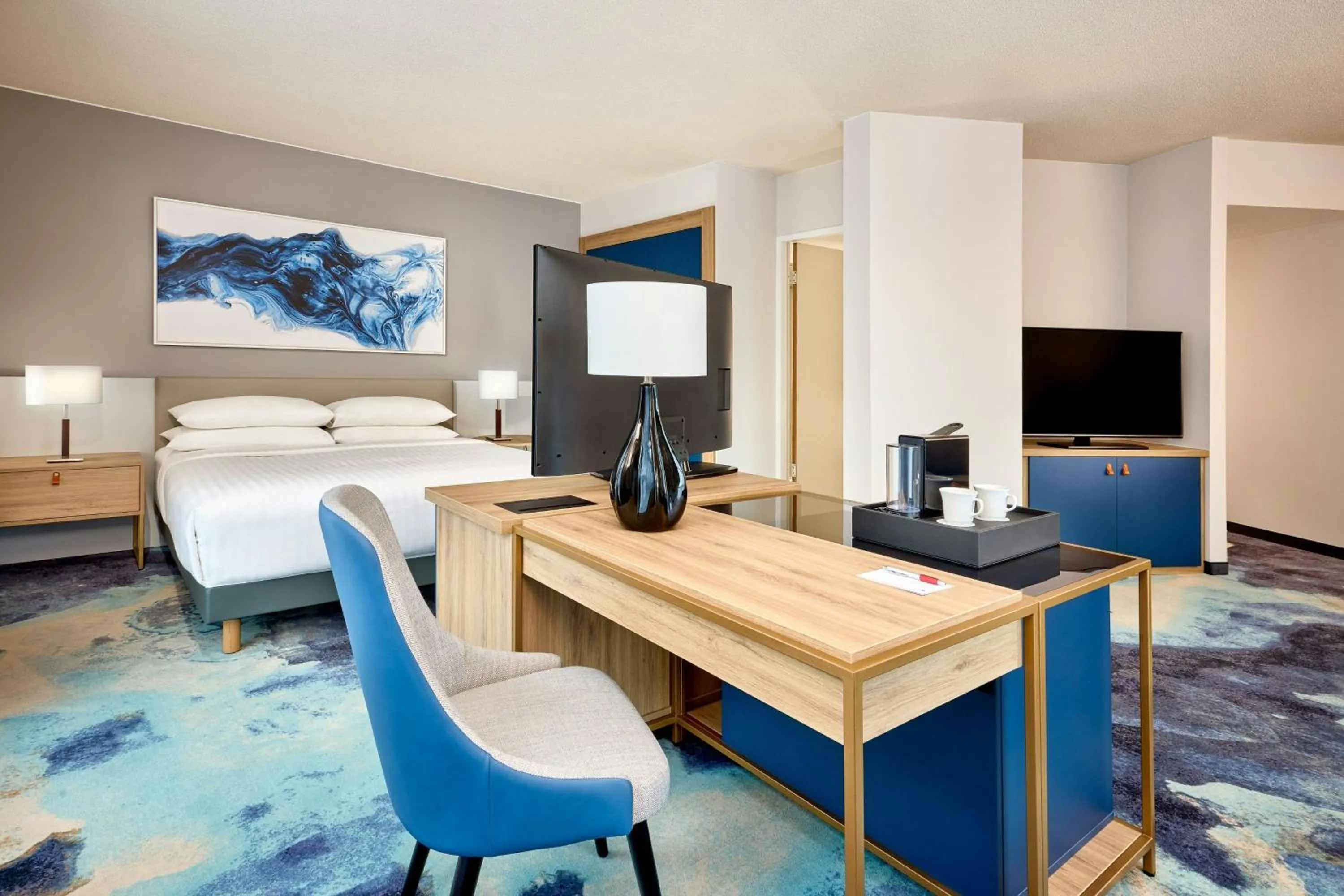 Photo of the whole room, Bed in Hamburg Marriott Hotel