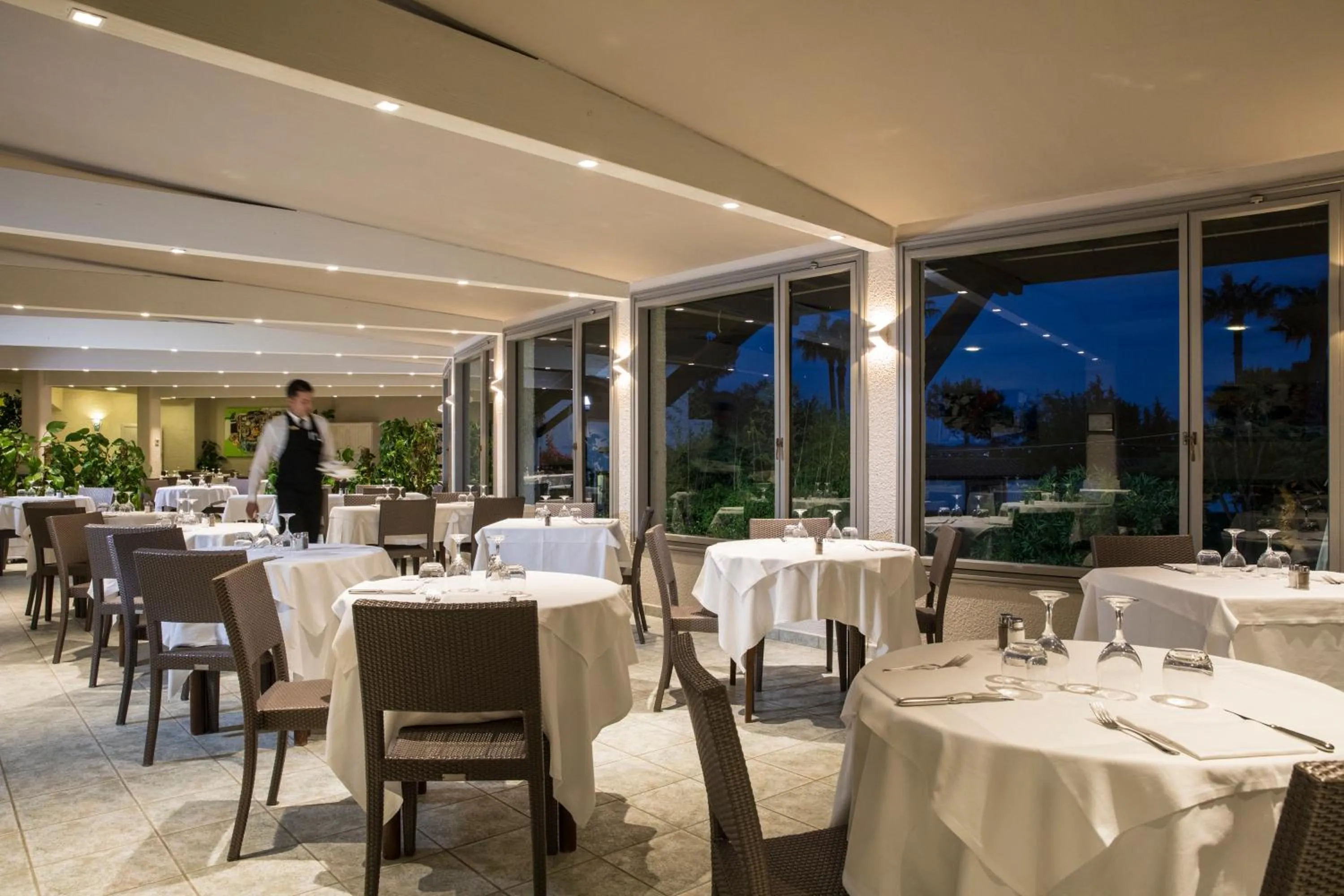 Restaurant/places to eat in Cormoran Residence