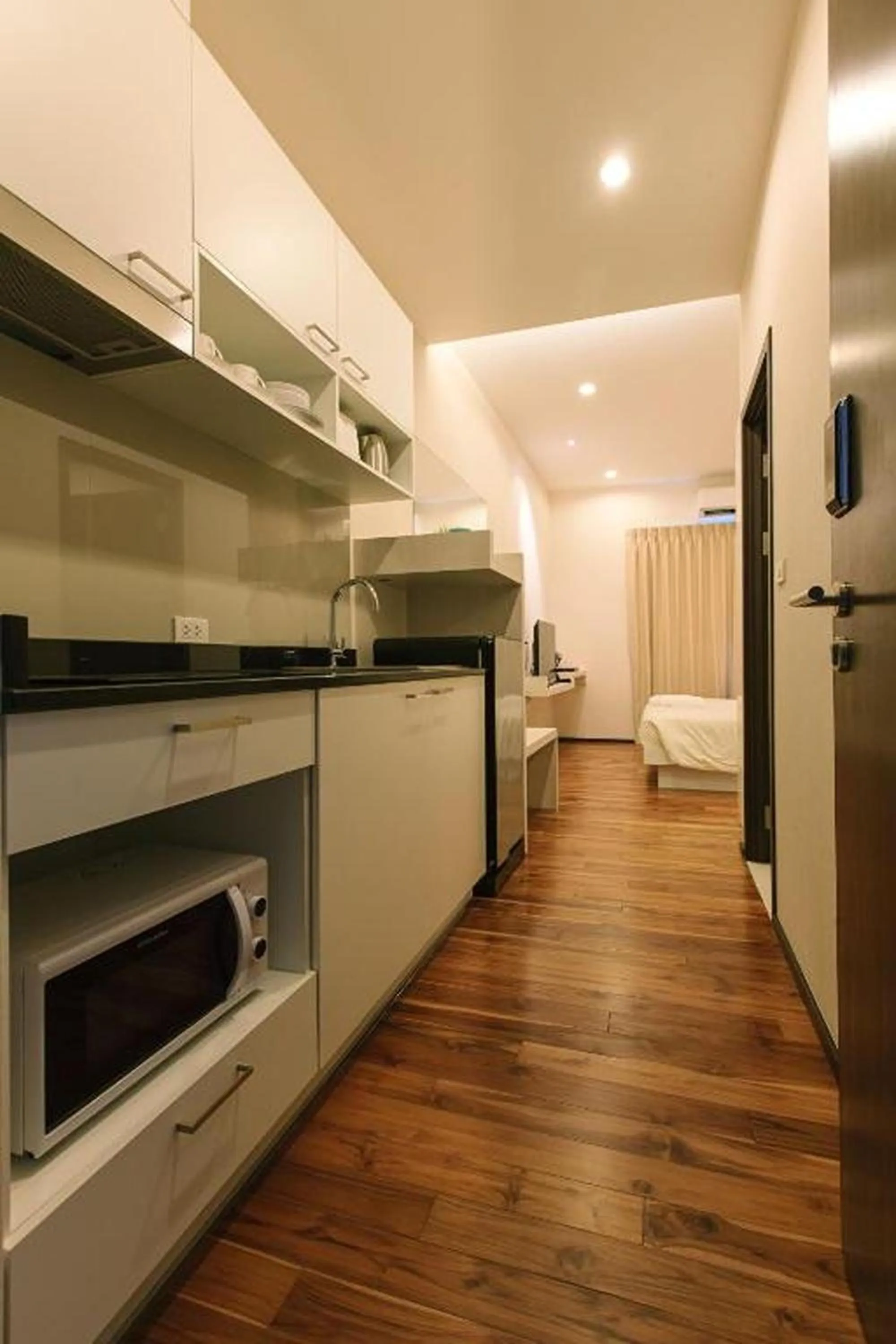 Kitchen or kitchenette, Bed in The Title Beach Front