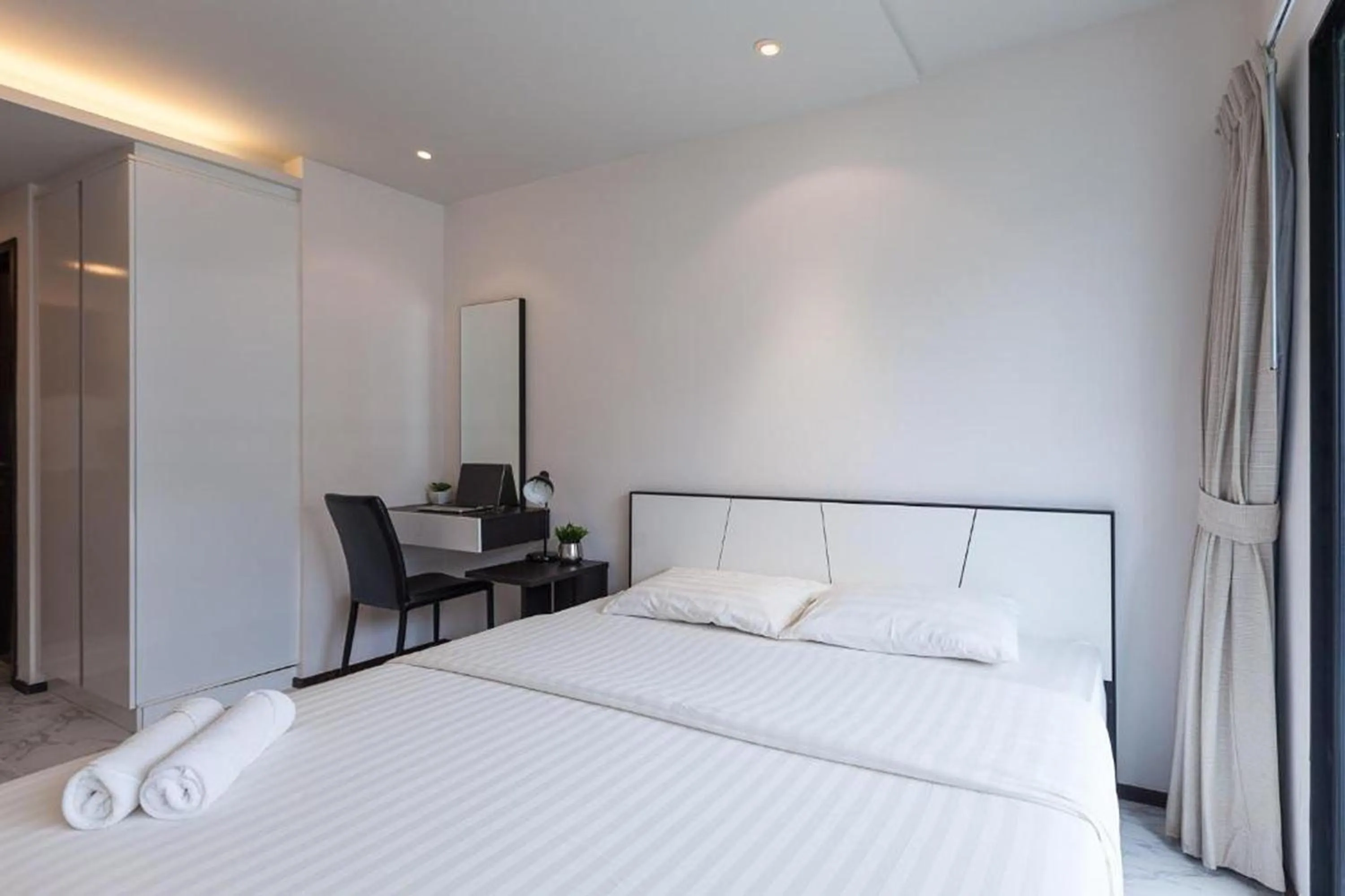 Bedroom, Bed in The Title Beach Front