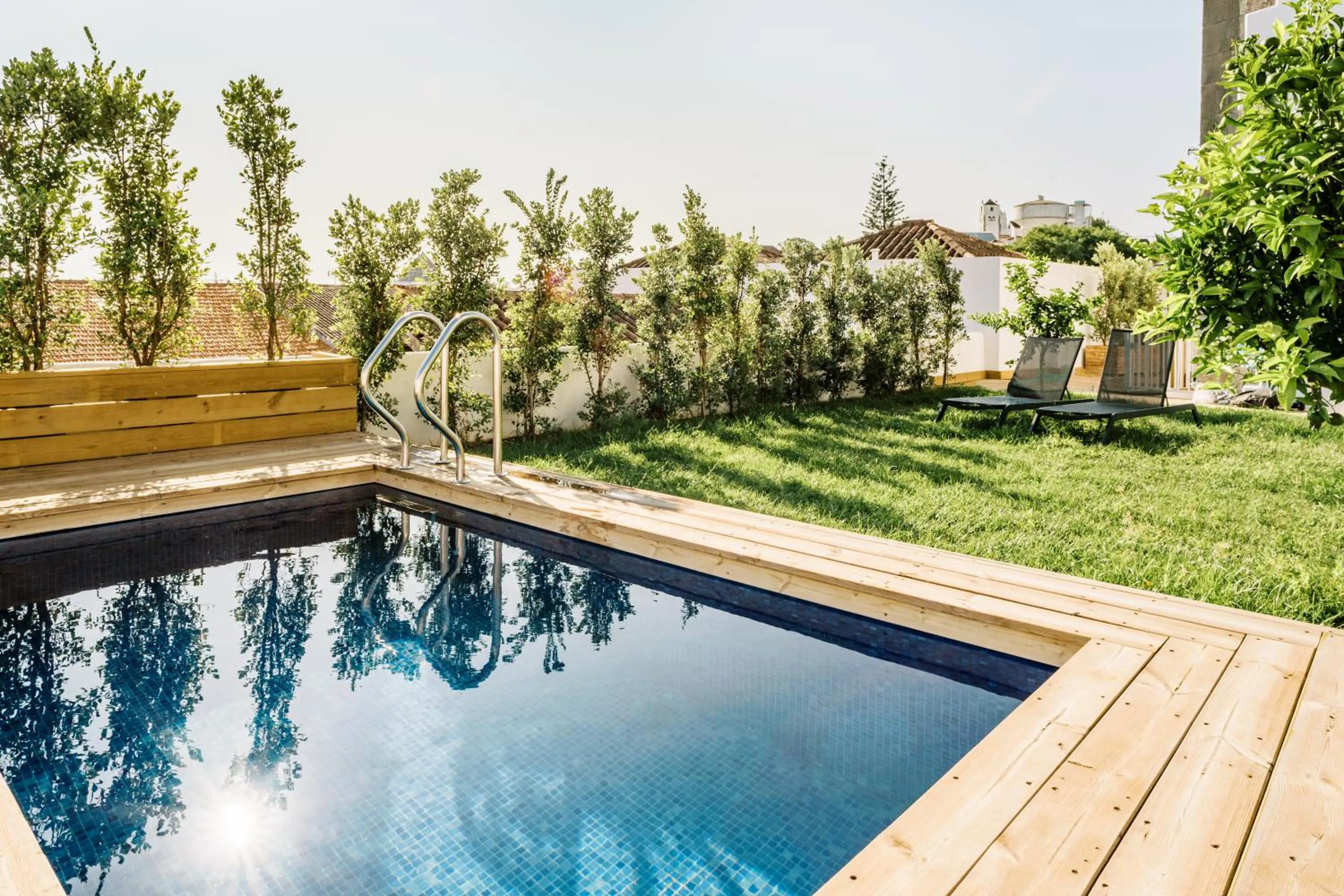 Swimming pool in Colégio Charm House