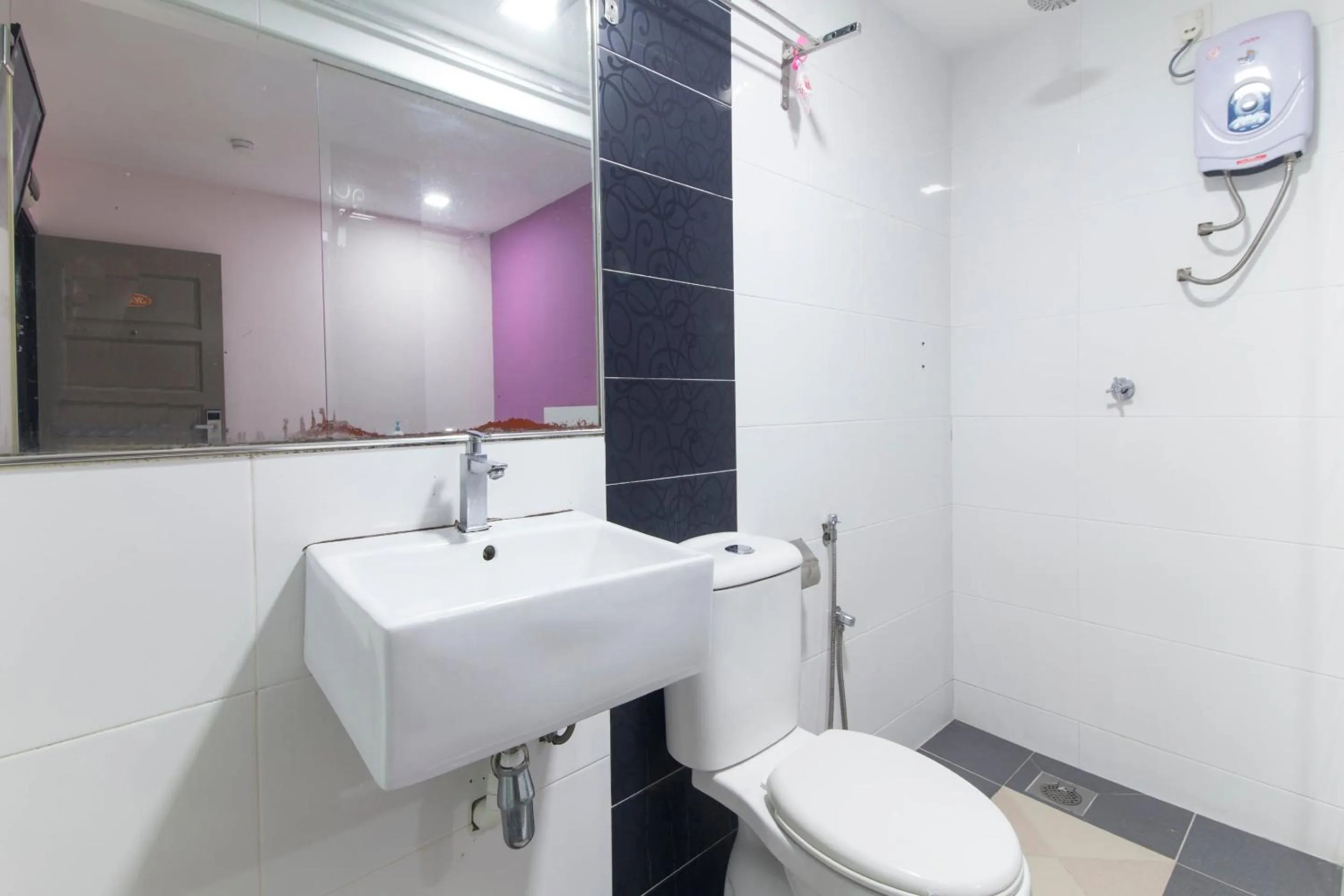 Bathroom in Super OYO 90296 Red Orange Hotel Port Klang