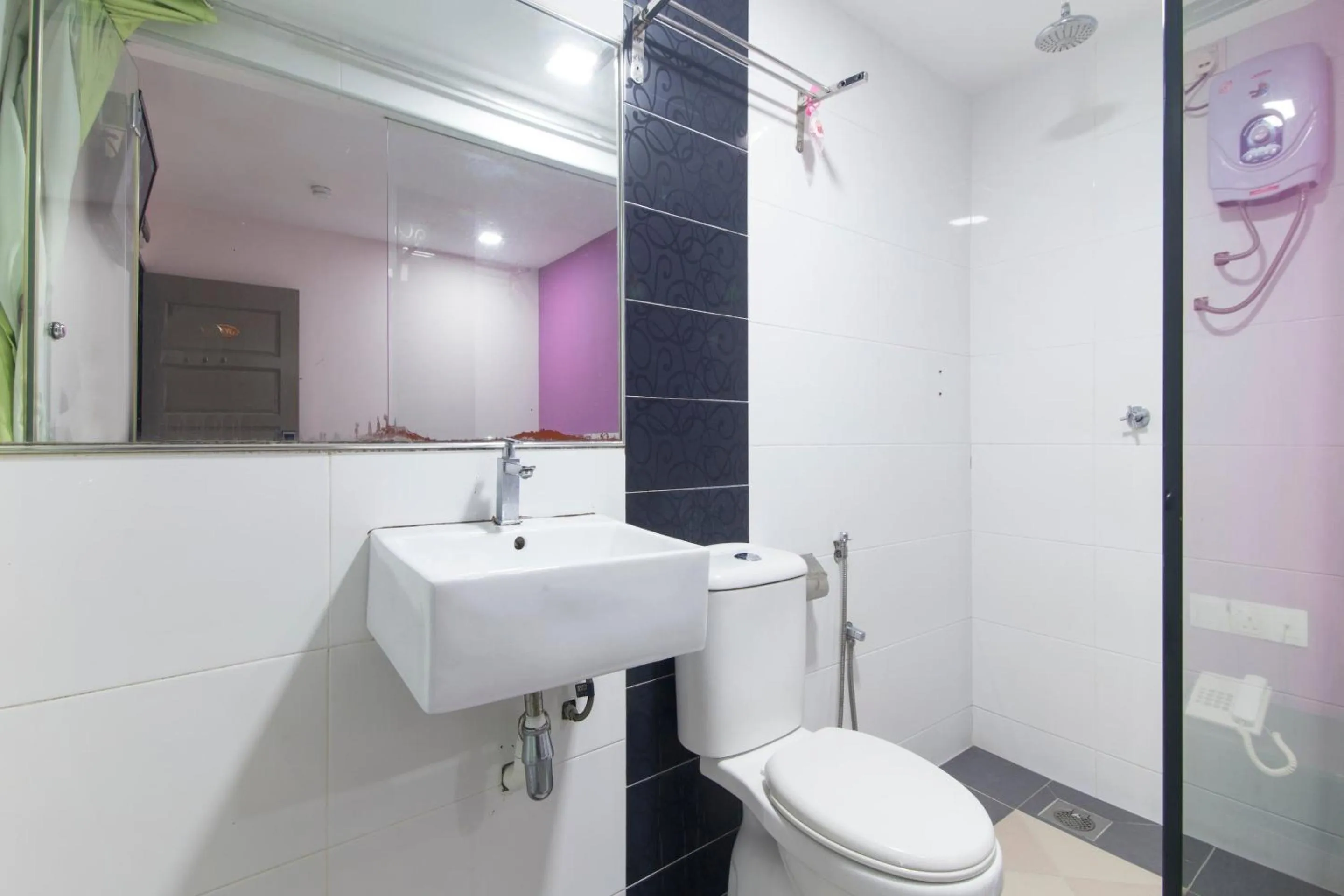 Bathroom in Super OYO 90296 Red Orange Hotel Port Klang