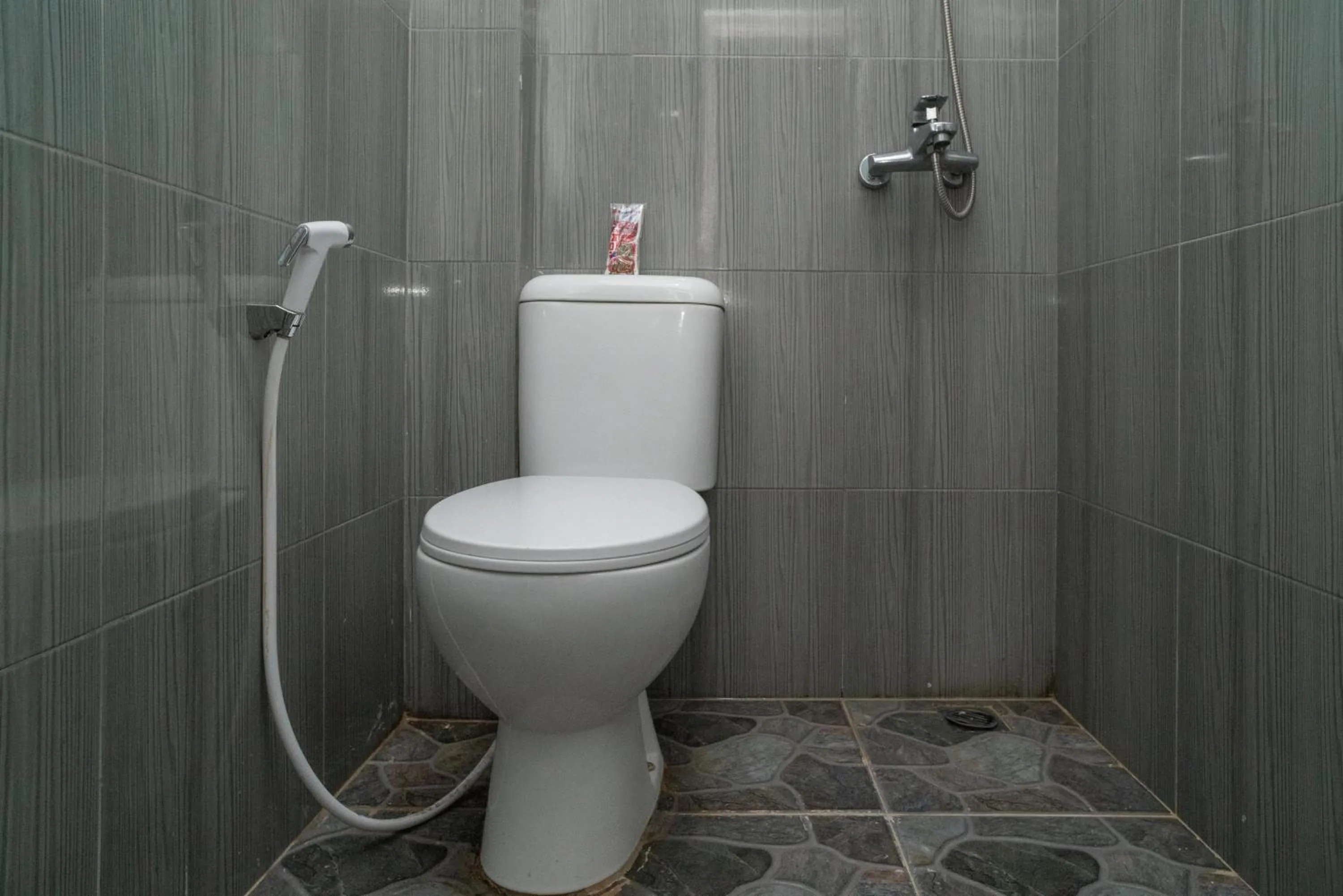 Bathroom in RedDoorz Syariah near Jalan Ahmad Yani Banjarmasin 3