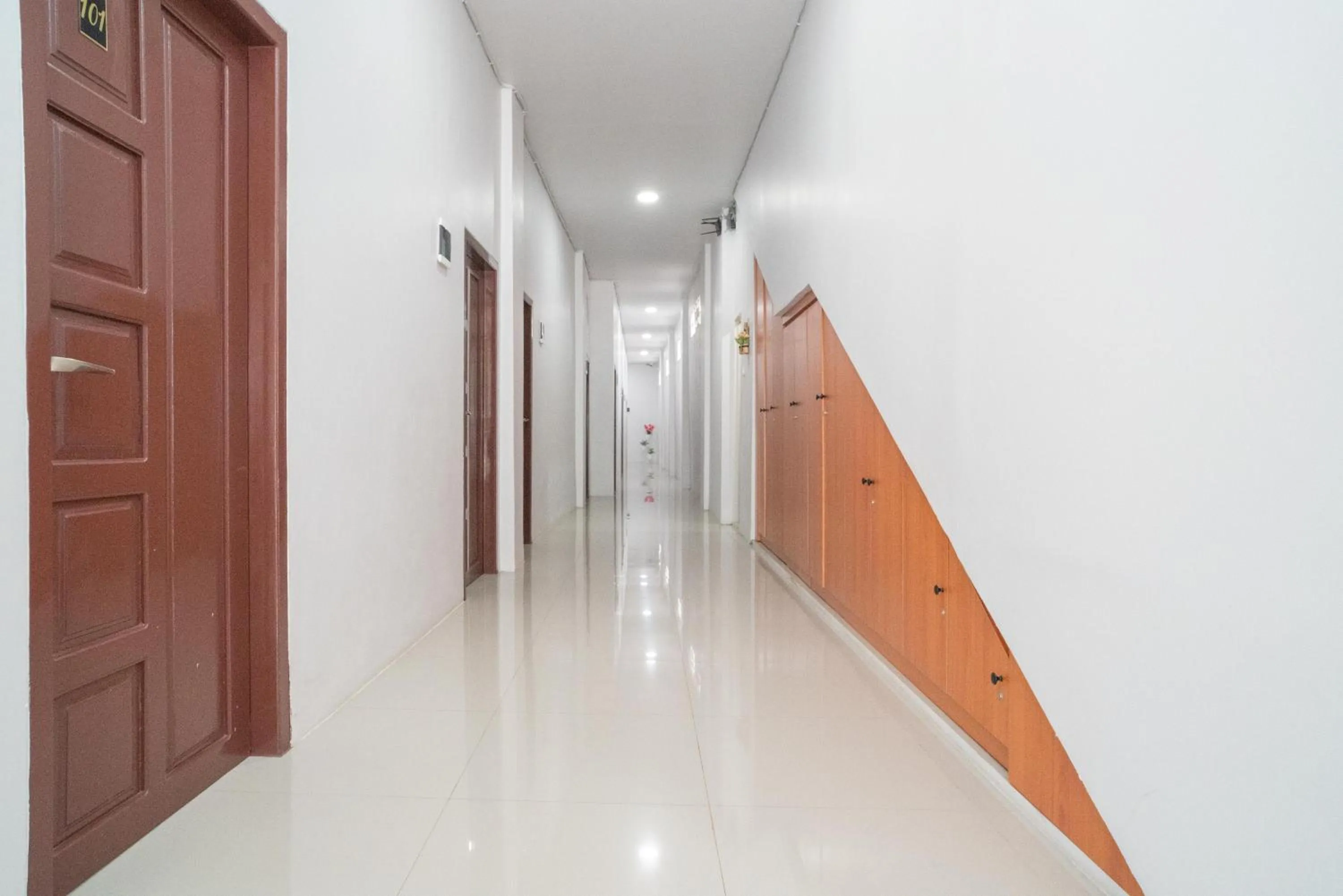 Facade/entrance in RedDoorz Syariah near Jalan Ahmad Yani Banjarmasin 3