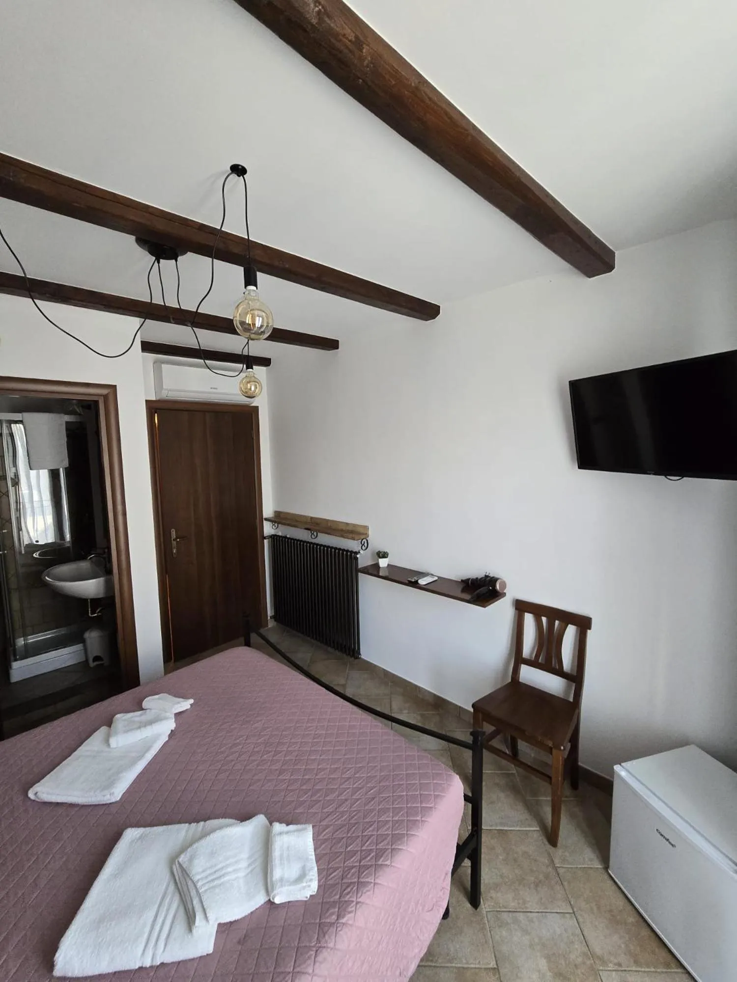 Bedroom, Bed in La Vie En Rose