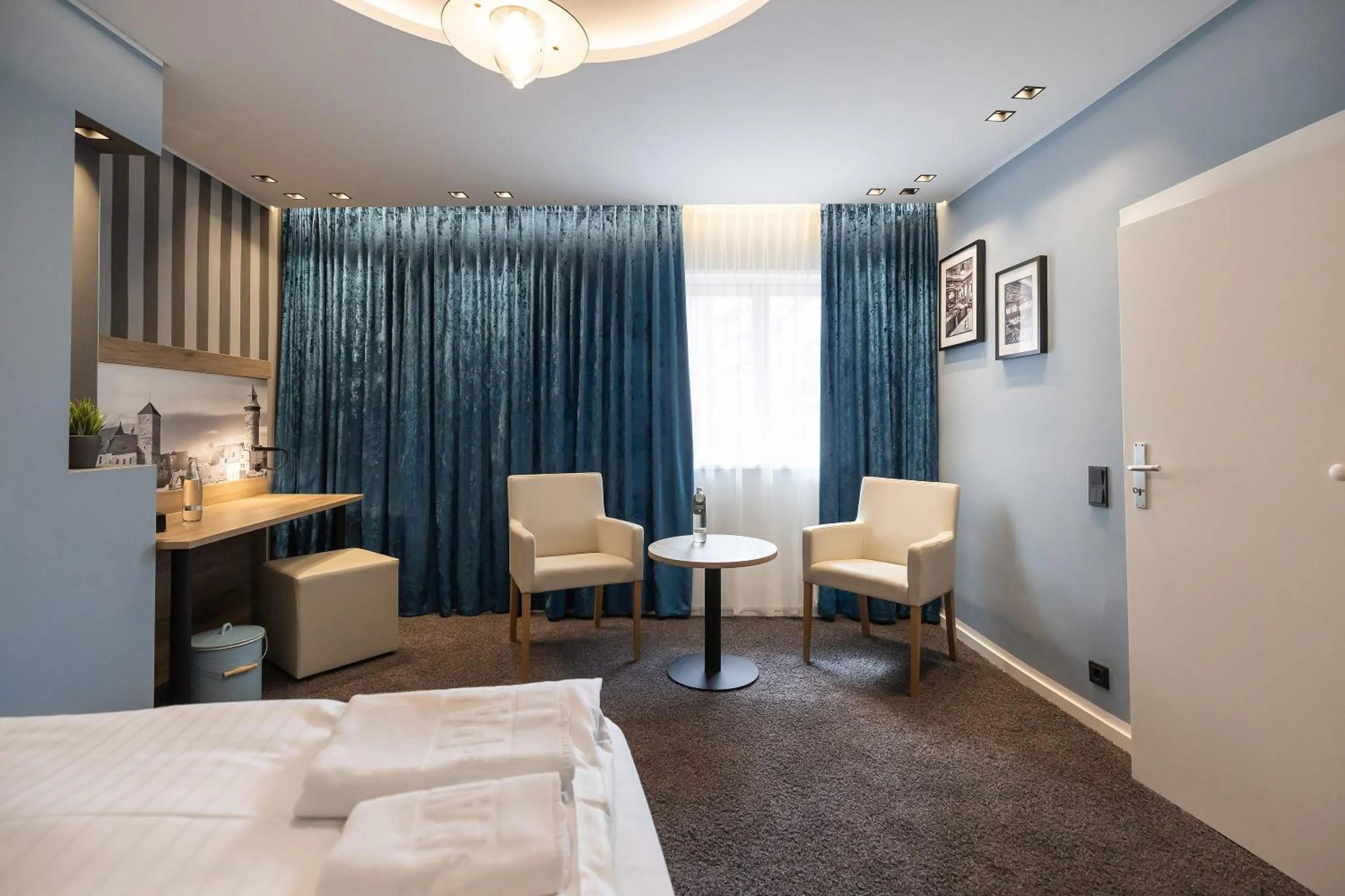 Seating area, Bed in Oldtown Studios by dasPaul