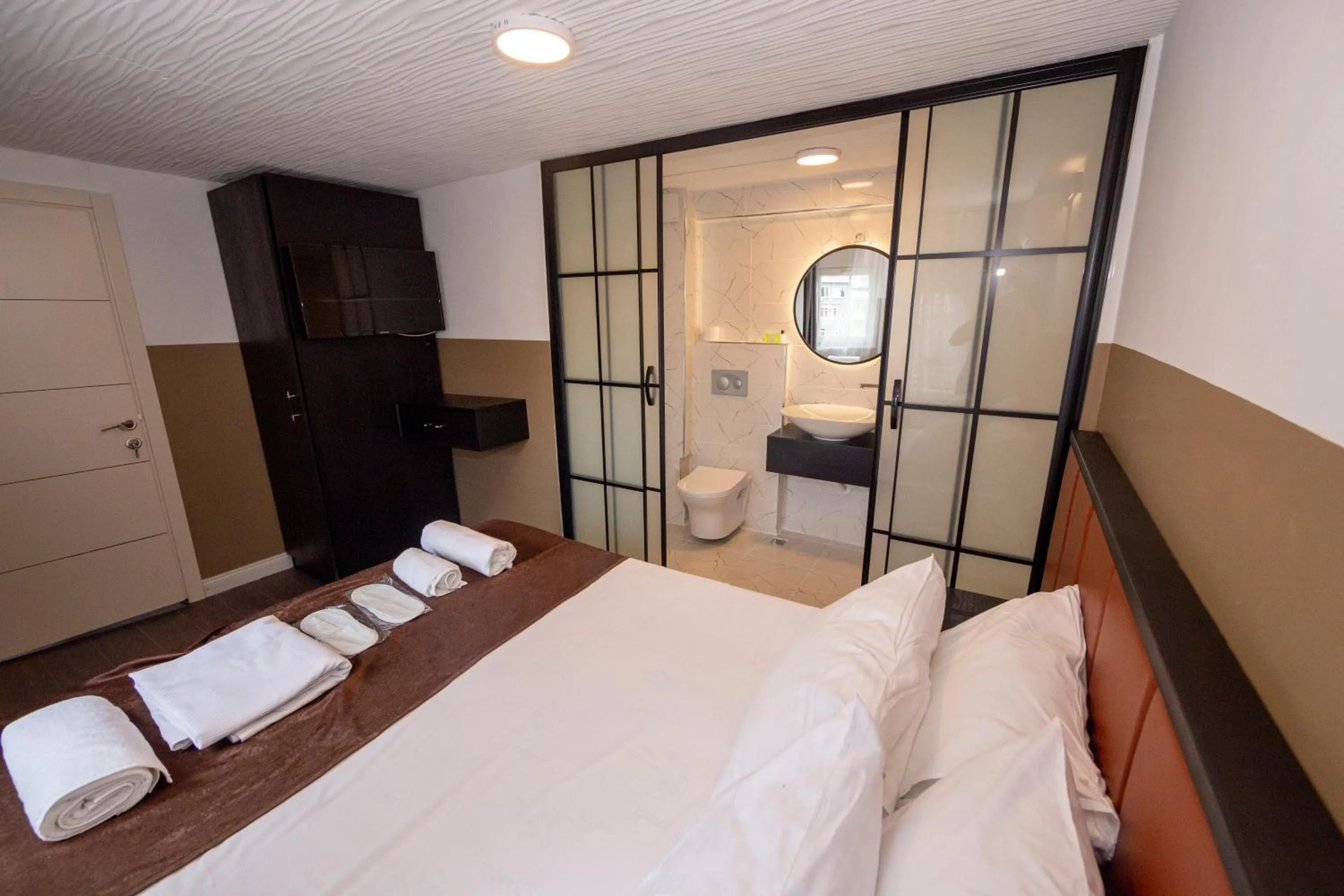 Photo of the whole room, Bed in Miss Suite