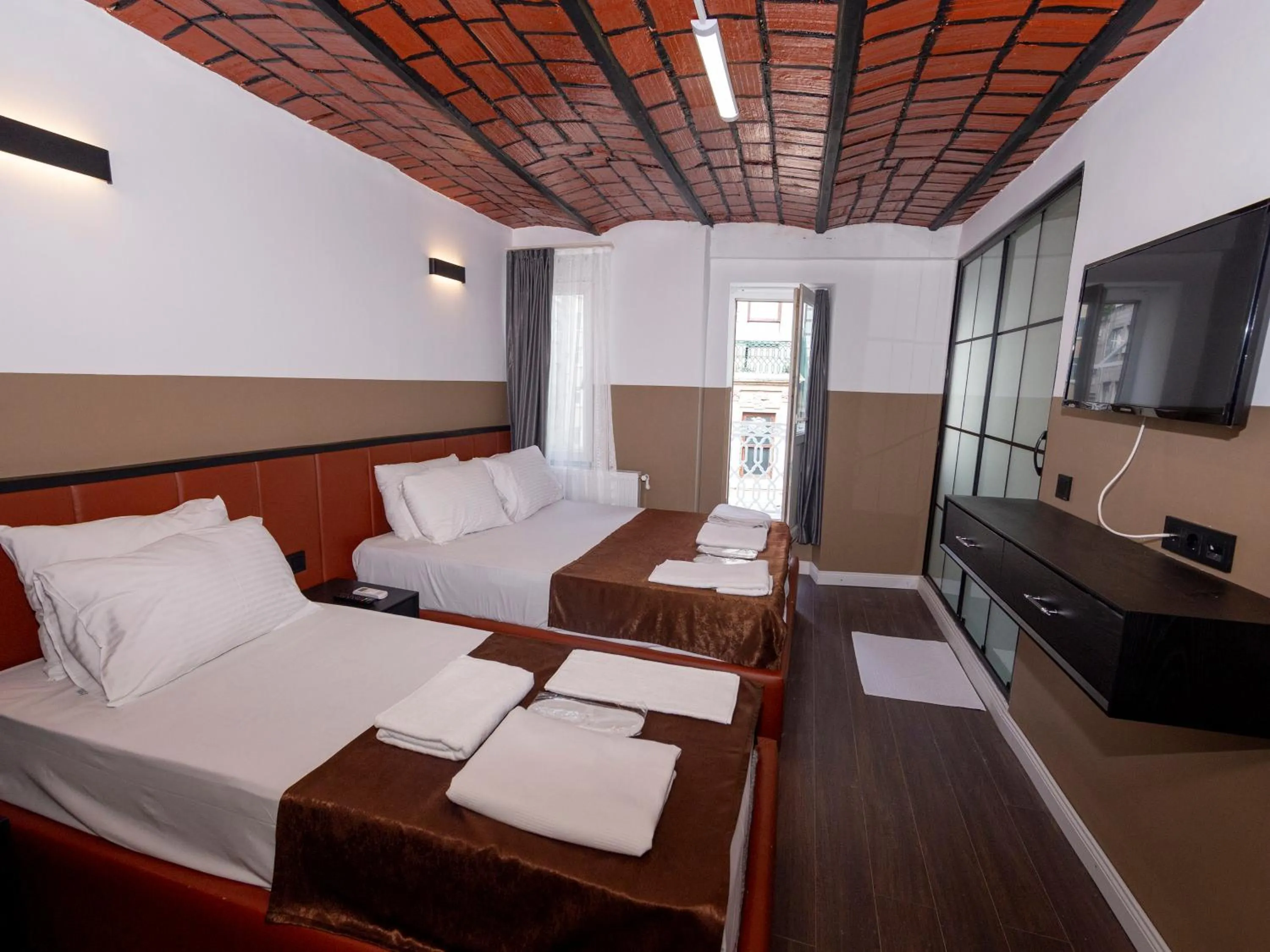 Photo of the whole room, Bed in Miss Suite