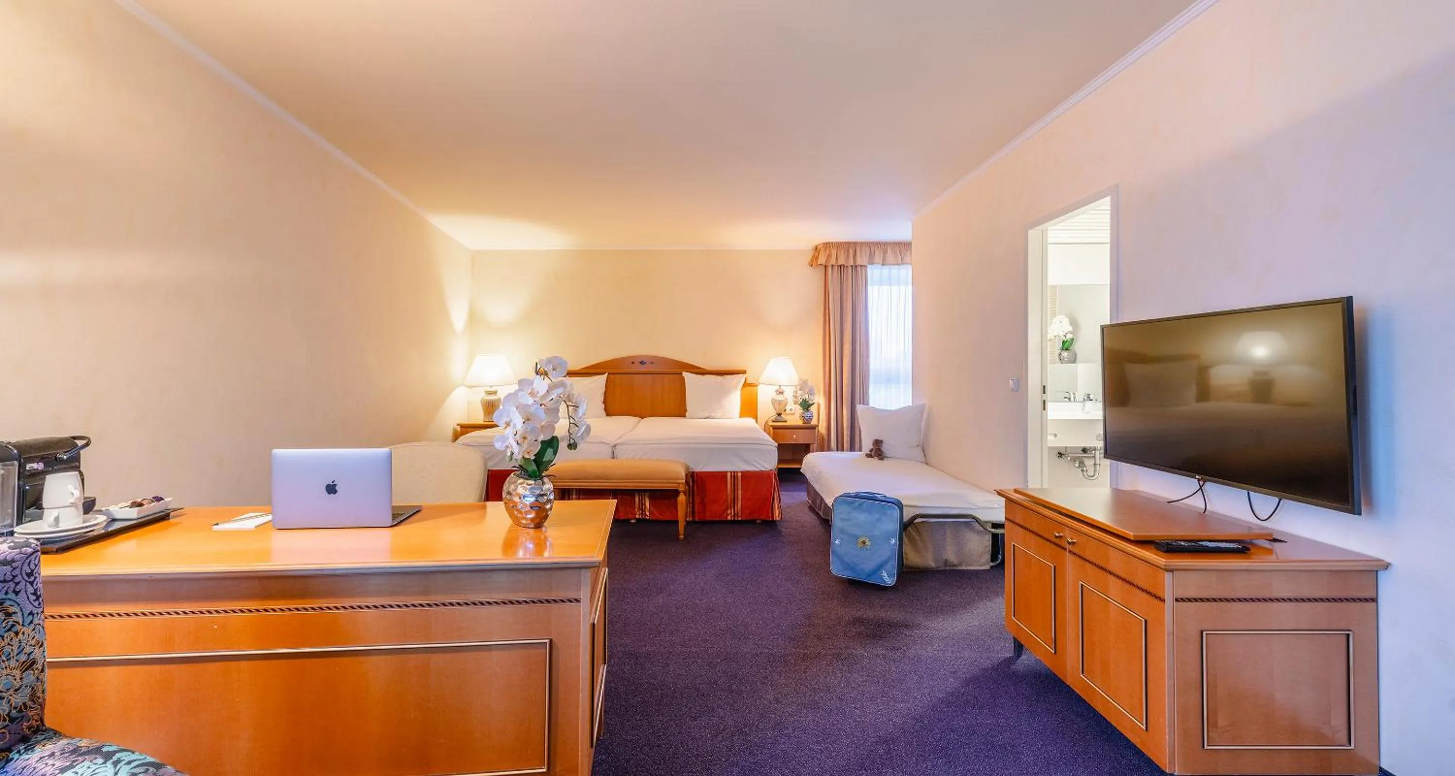 TV and multimedia, Bed in The Q - Quadro City Hotel