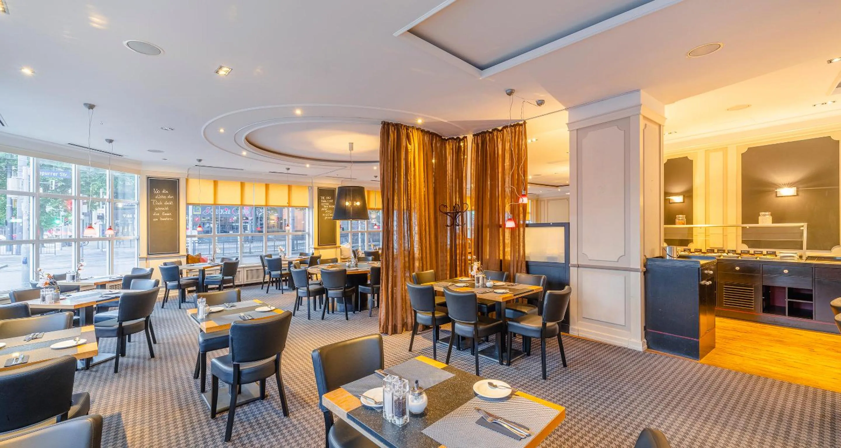 Restaurant/places to eat in The Q - Quadro City Hotel