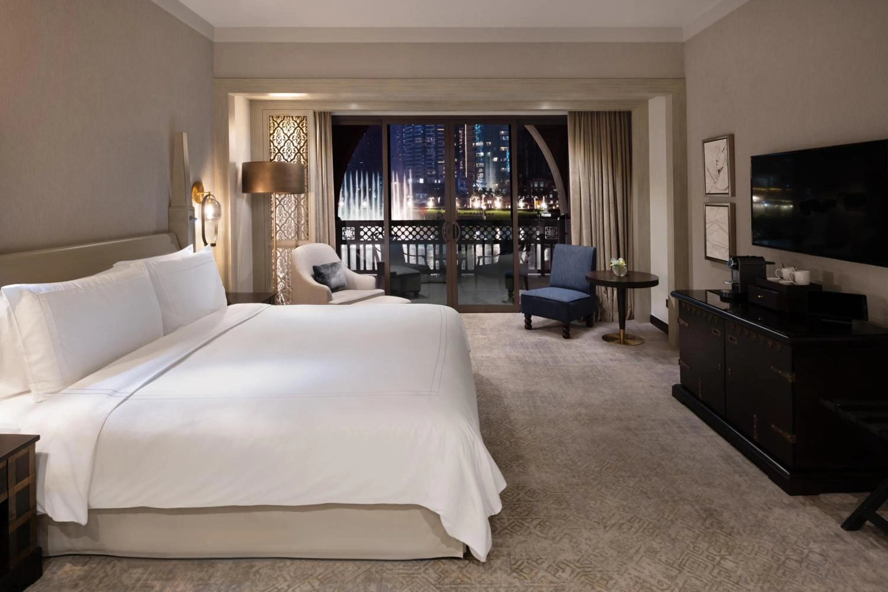 Bedroom, Bed in Palace Downtown